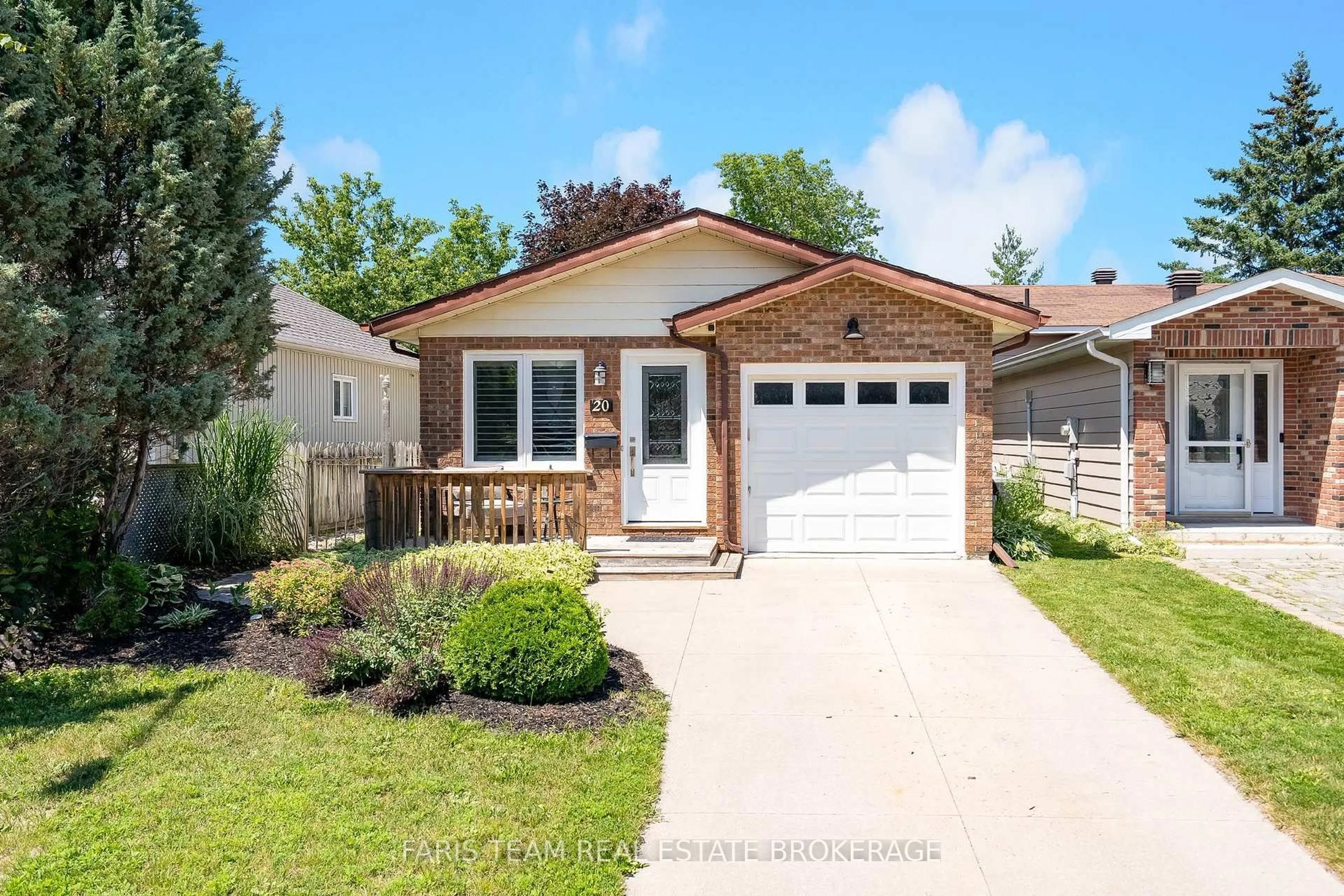 Home with vinyl exterior material, street for 20 Leslie Dr, Collingwood Ontario L9Y 4P2