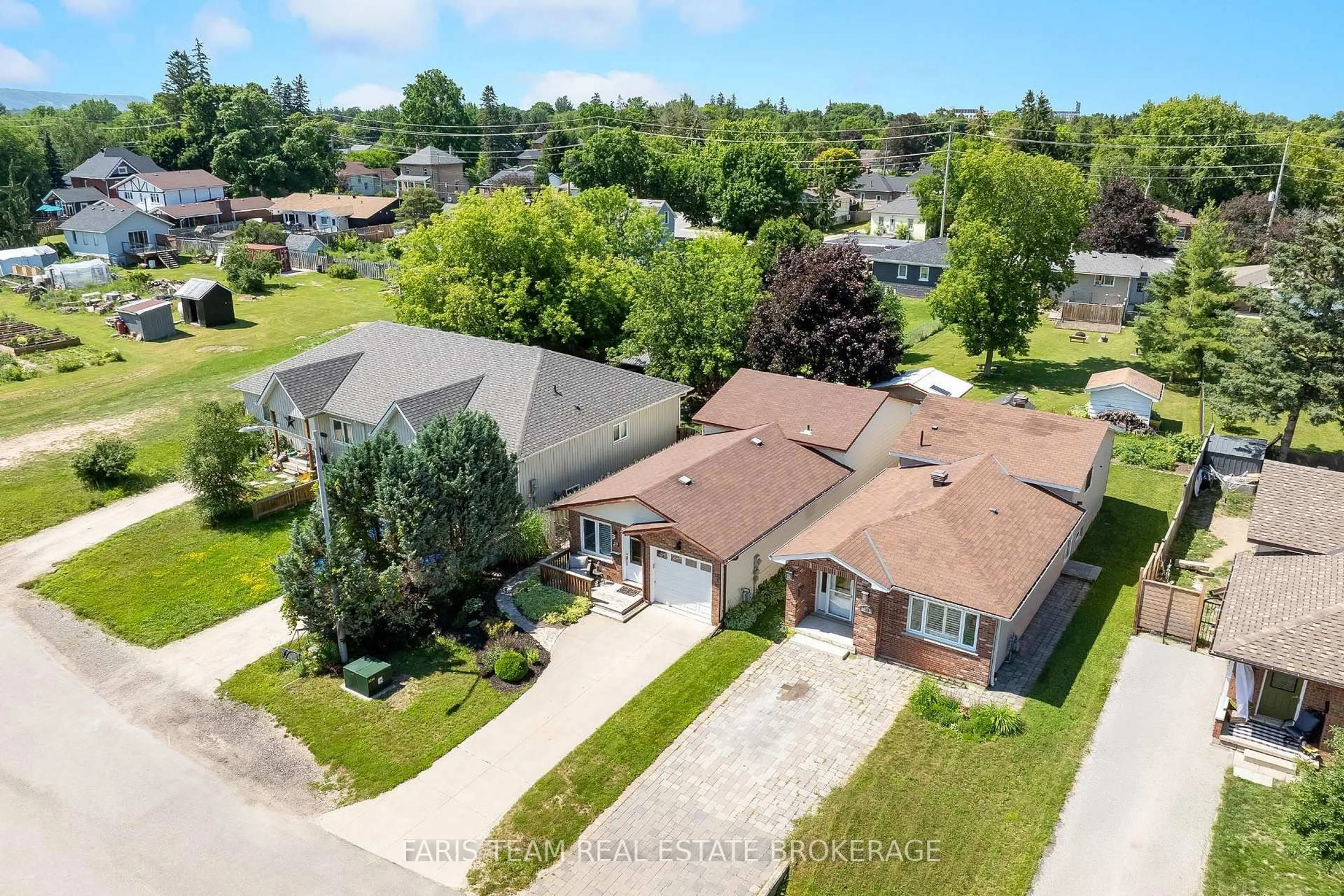A pic from outside/outdoor area/front of a property/back of a property/a pic from drone, street for 20 Leslie Dr, Collingwood Ontario L9Y 4P2