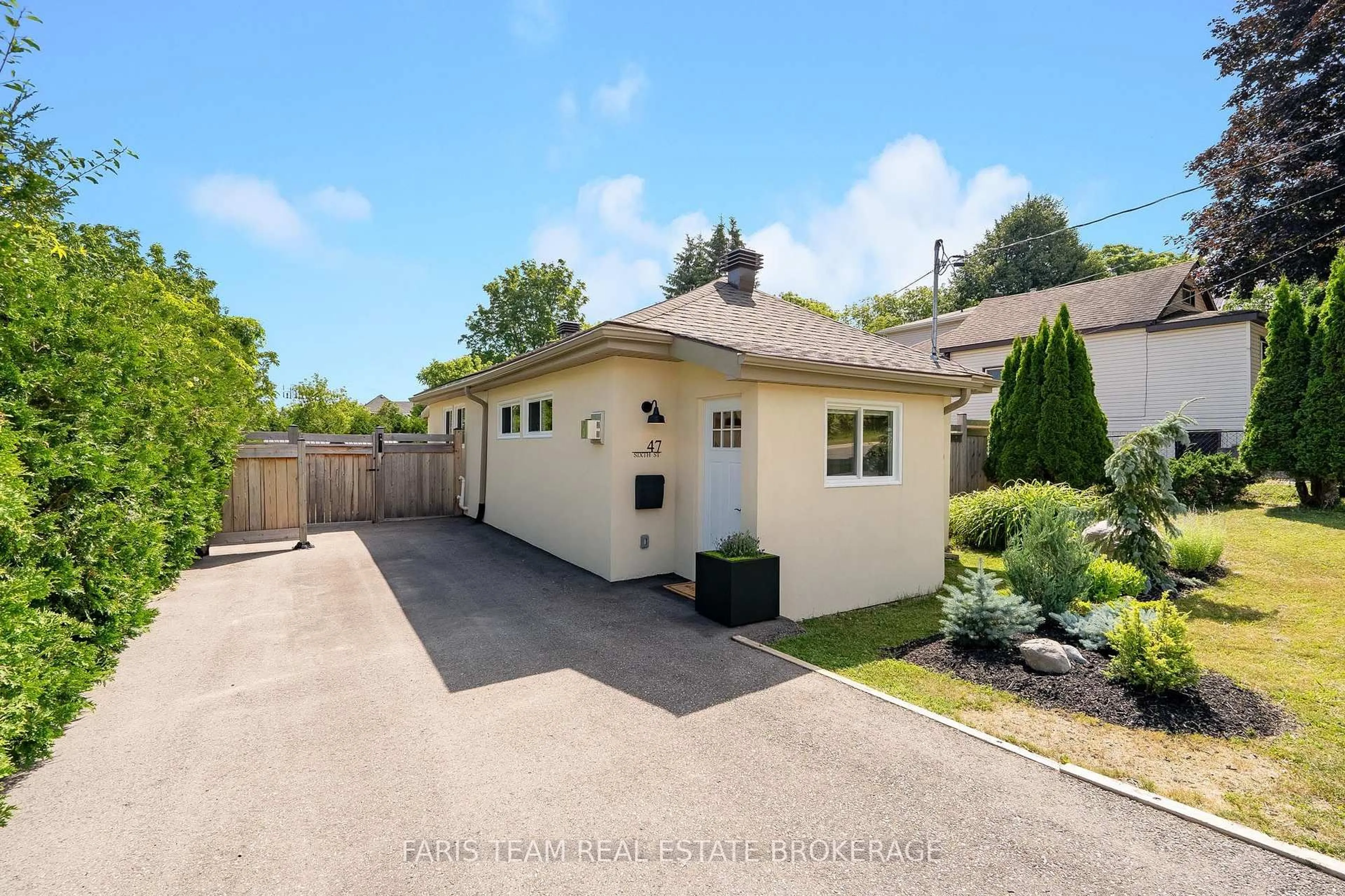 A pic from outside/outdoor area/front of a property/back of a property/a pic from drone, street for 47 Sixth St, Midland Ontario L4R 3X1
