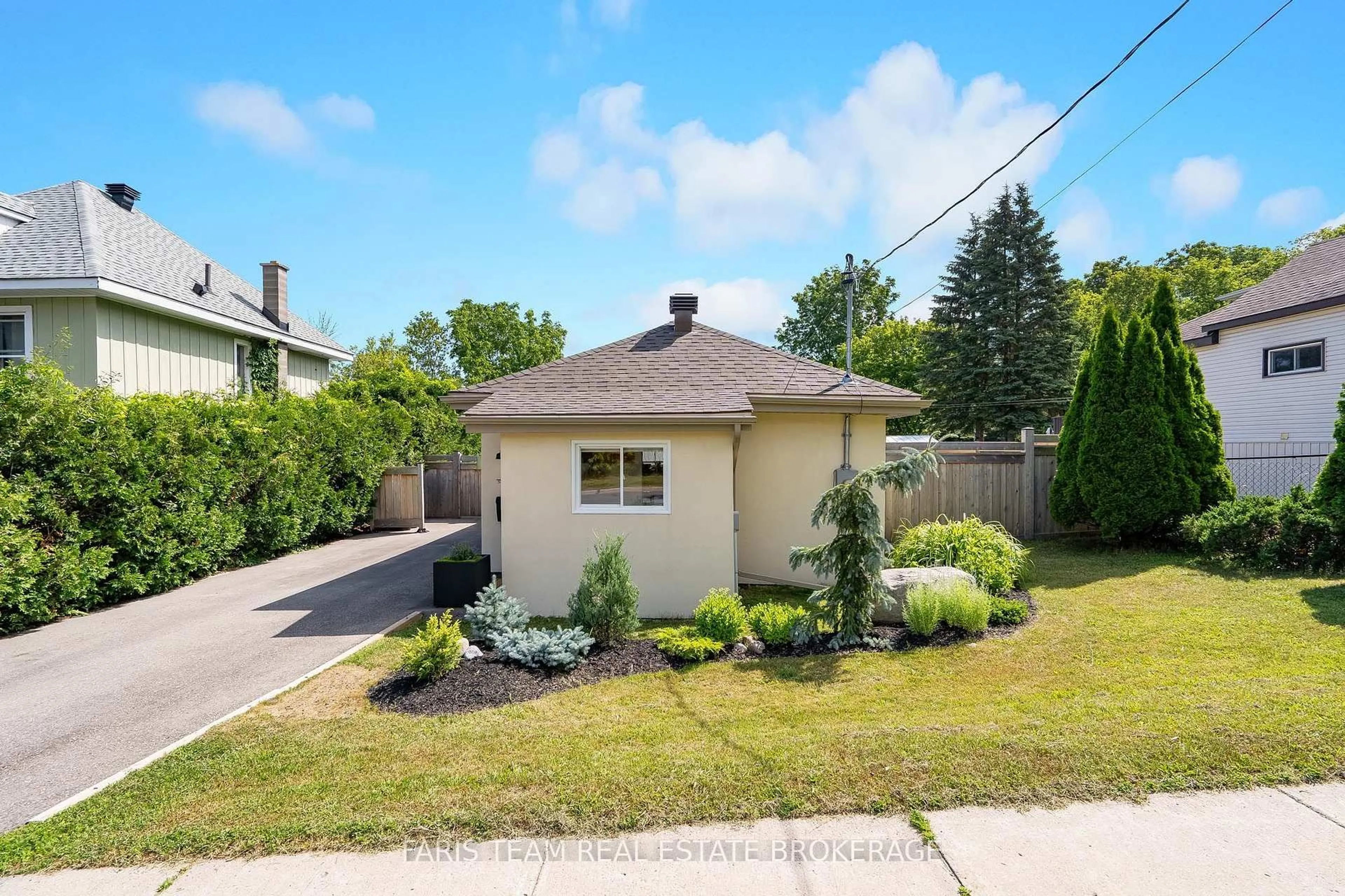 A pic from outside/outdoor area/front of a property/back of a property/a pic from drone, street for 47 Sixth St, Midland Ontario L4R 3X1