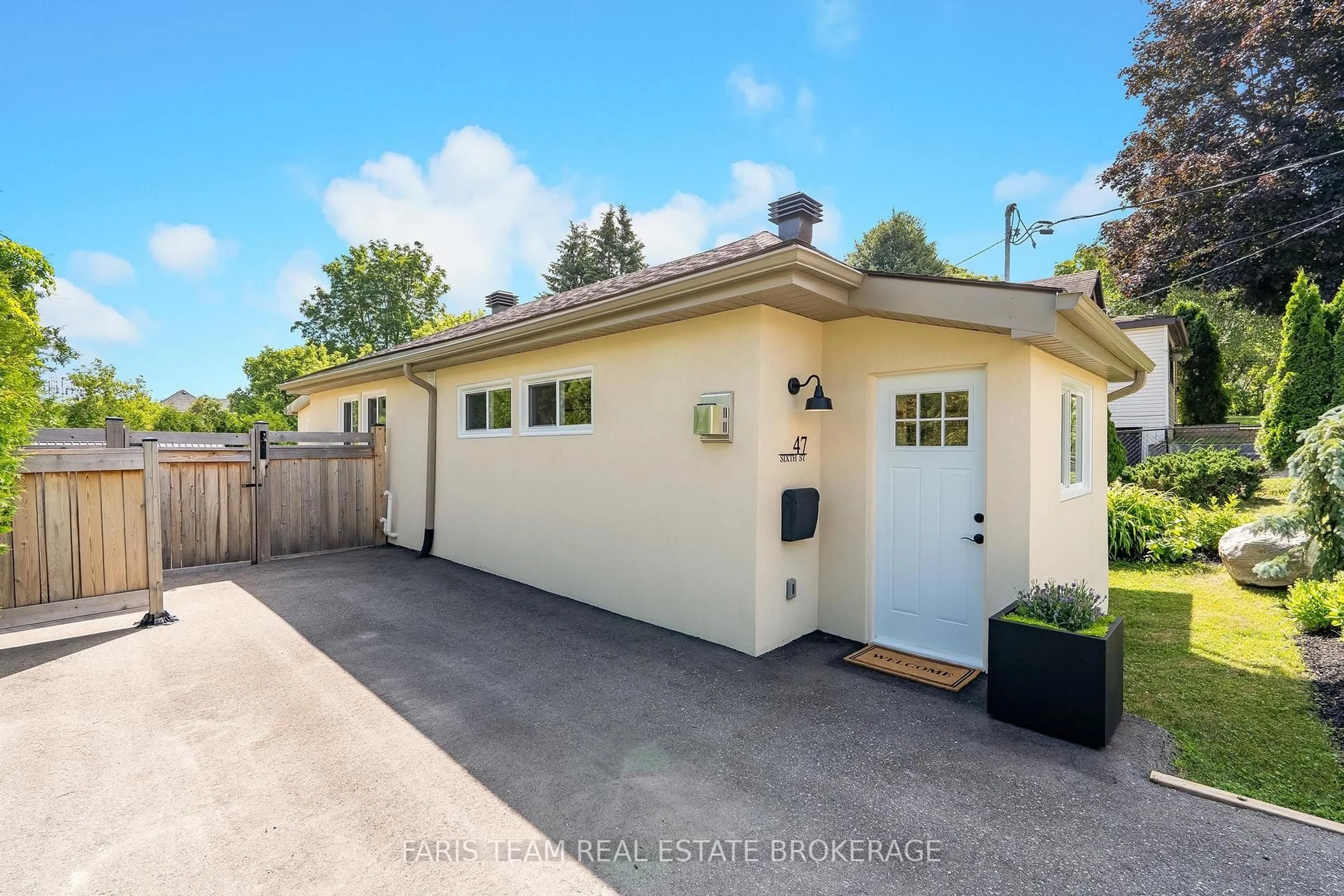A pic from outside/outdoor area/front of a property/back of a property/a pic from drone, street for 47 Sixth St, Midland Ontario L4R 3X1