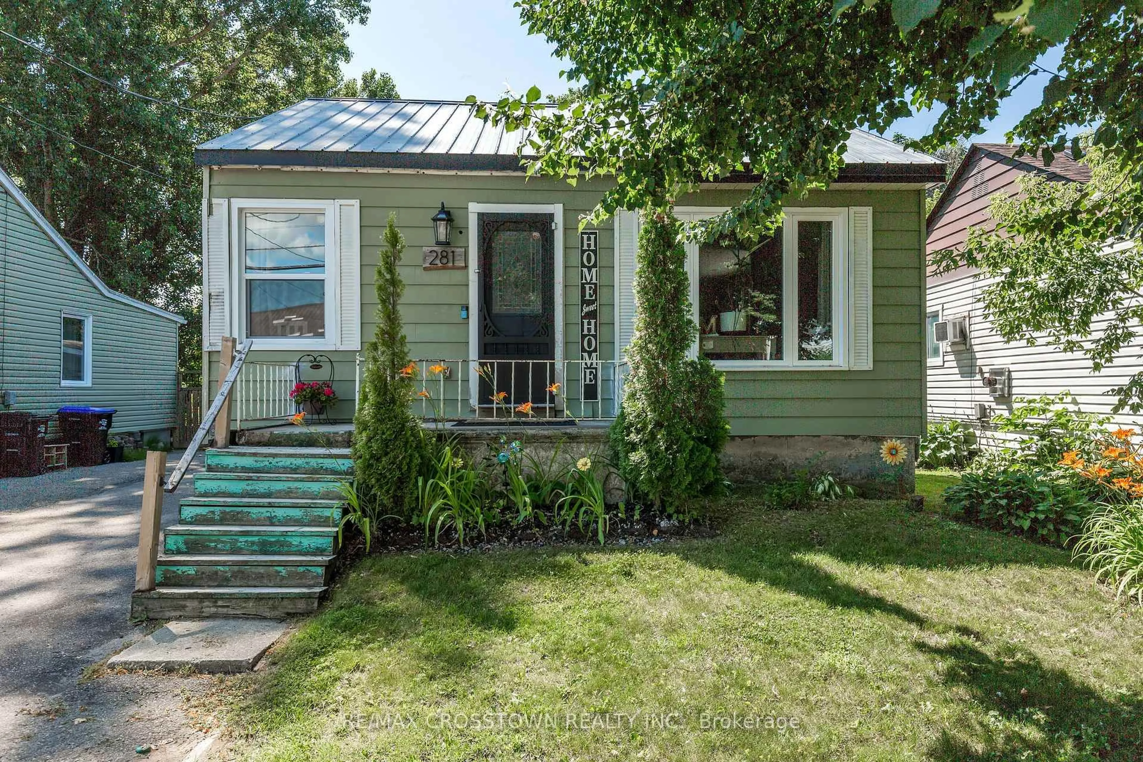 Home with vinyl exterior material, street for 281 Elizabeth St, Midland Ontario L4R 1Y5