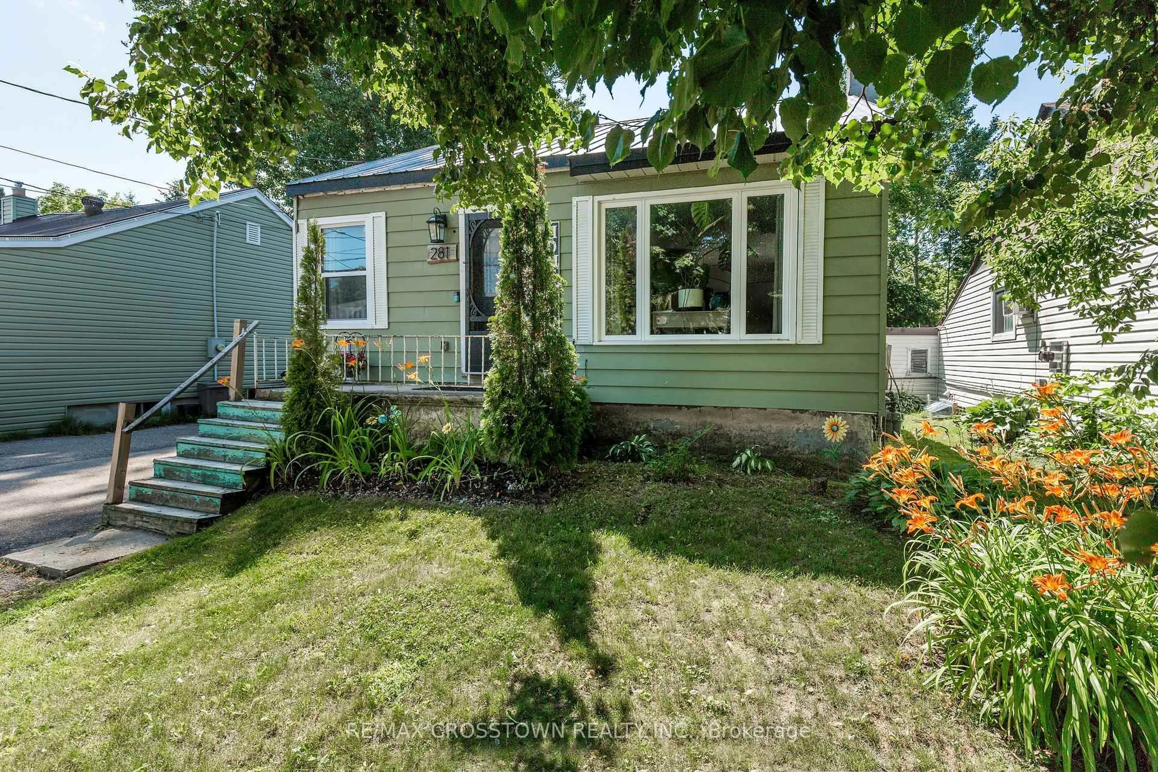 Home with vinyl exterior material, street for 281 Elizabeth St, Midland Ontario L4R 1Y5