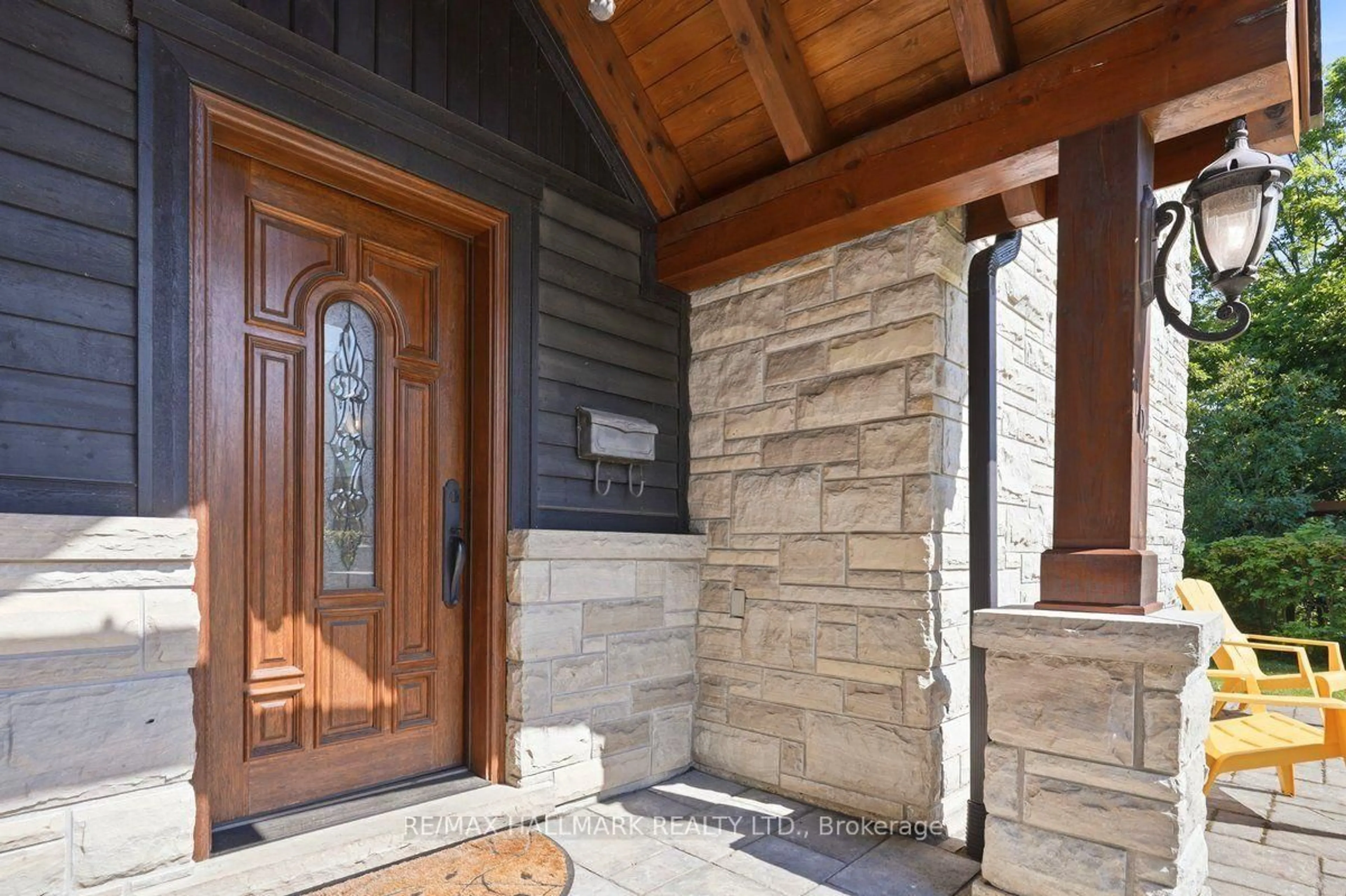 Indoor entryway for 105 Duckworth St, Barrie Ontario L4M 3V9