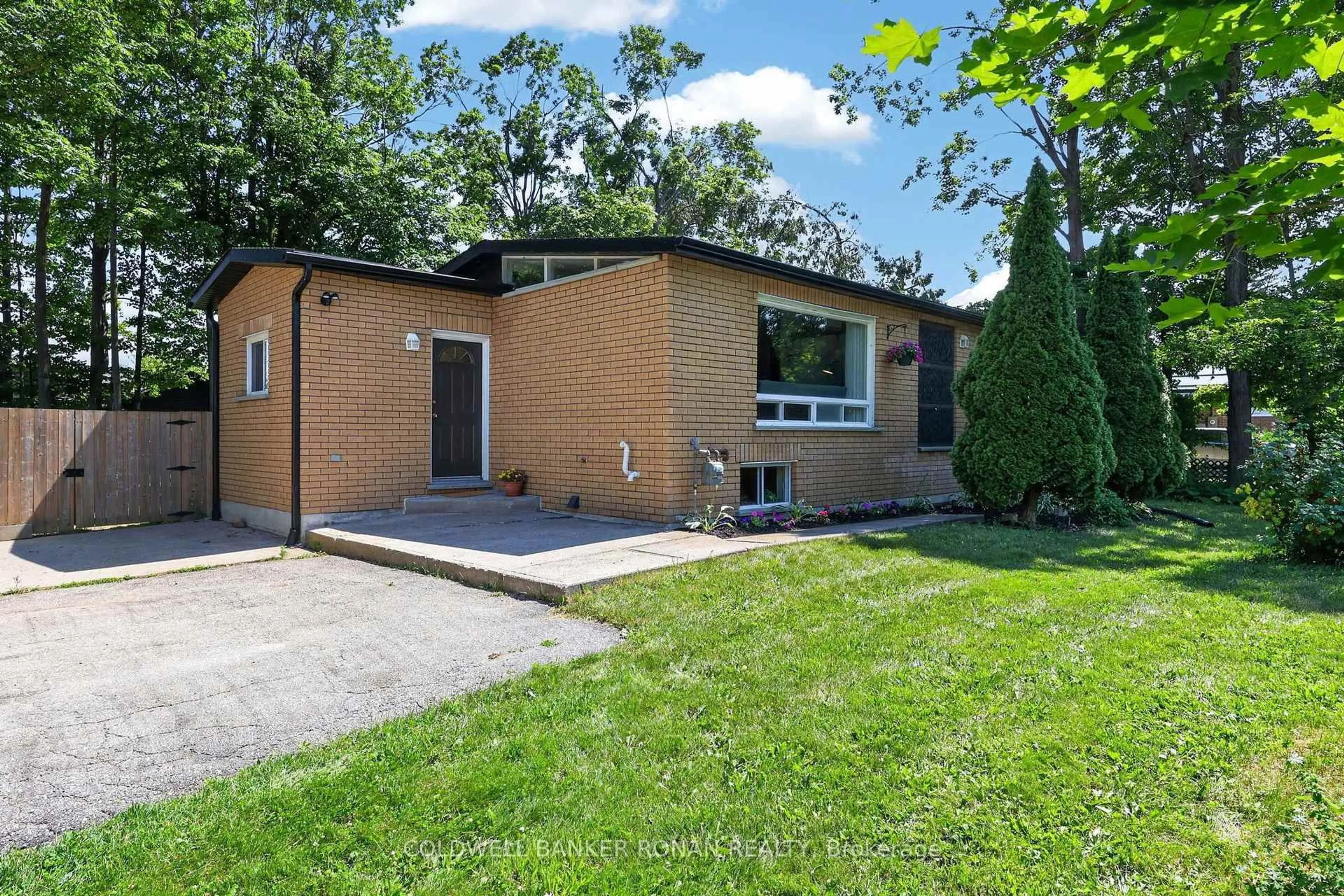 Home with brick exterior material, street for 4 Blackman Blvd, Oro-Medonte Ontario L0L 1T0