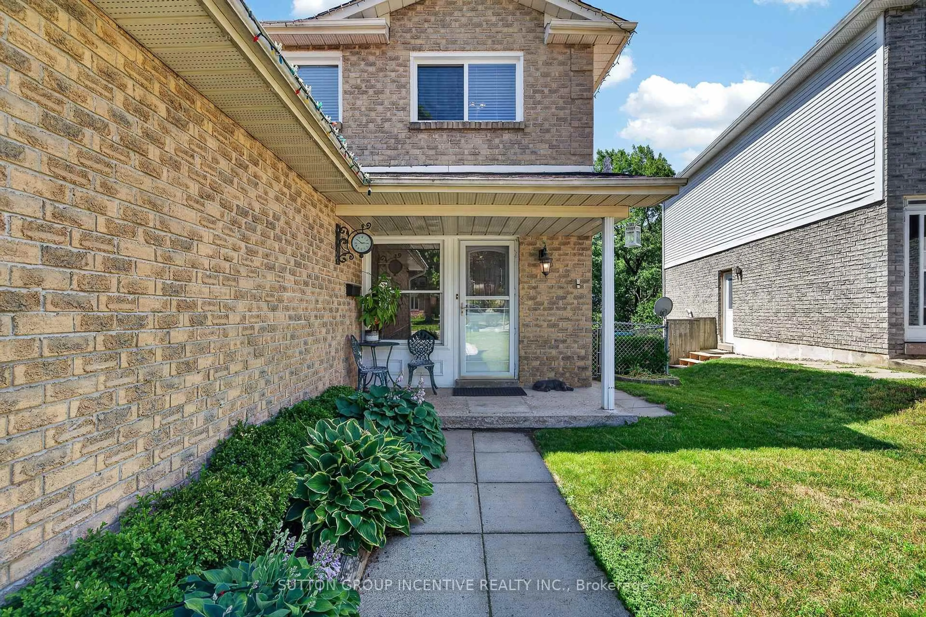 Home with brick exterior material, street for 26 Fox Ru, Barrie Ontario L4N 5L5