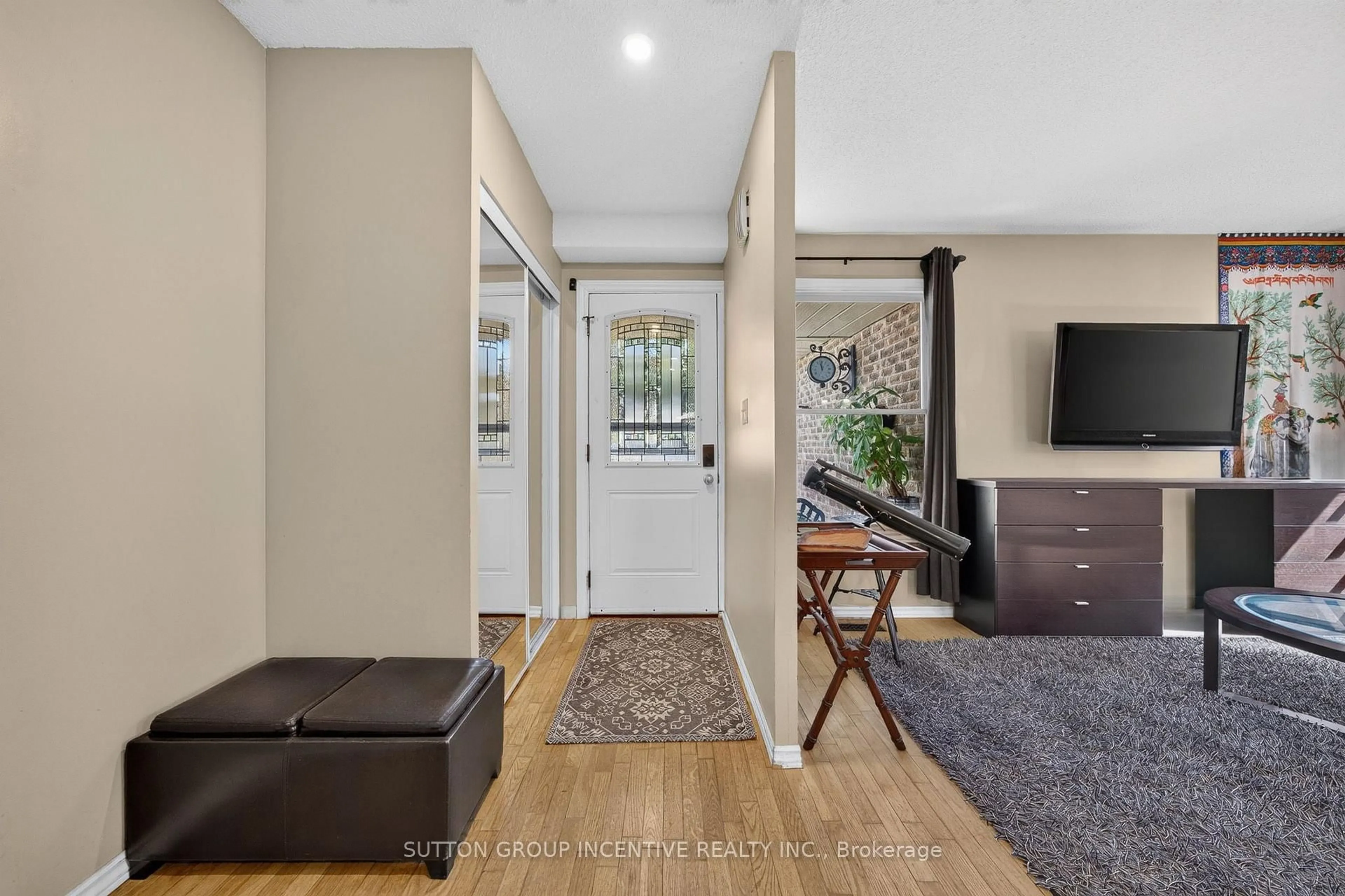 Indoor entryway for 26 Fox Ru, Barrie Ontario L4N 5L5