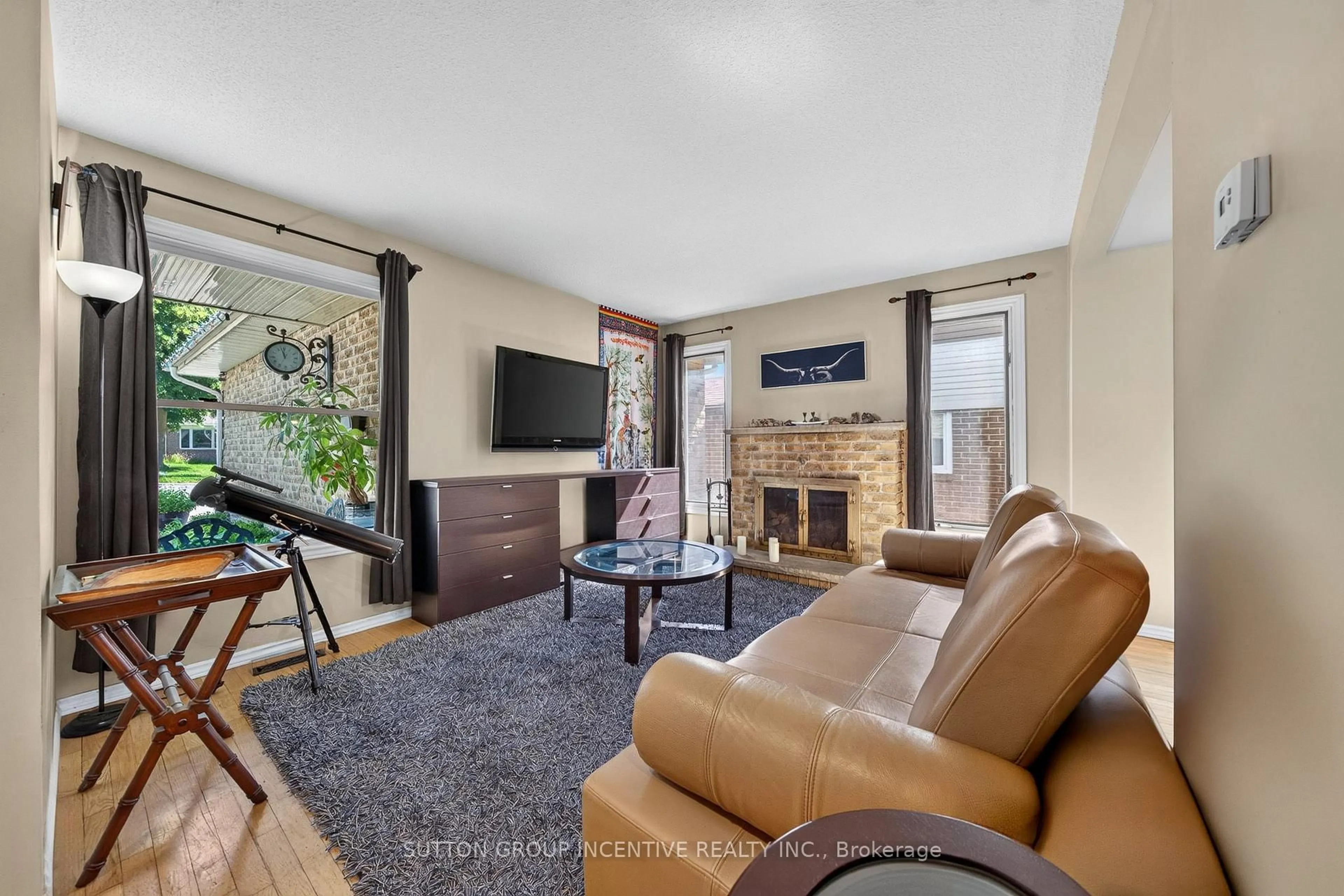 Living room with furniture, unknown for 26 Fox Ru, Barrie Ontario L4N 5L5