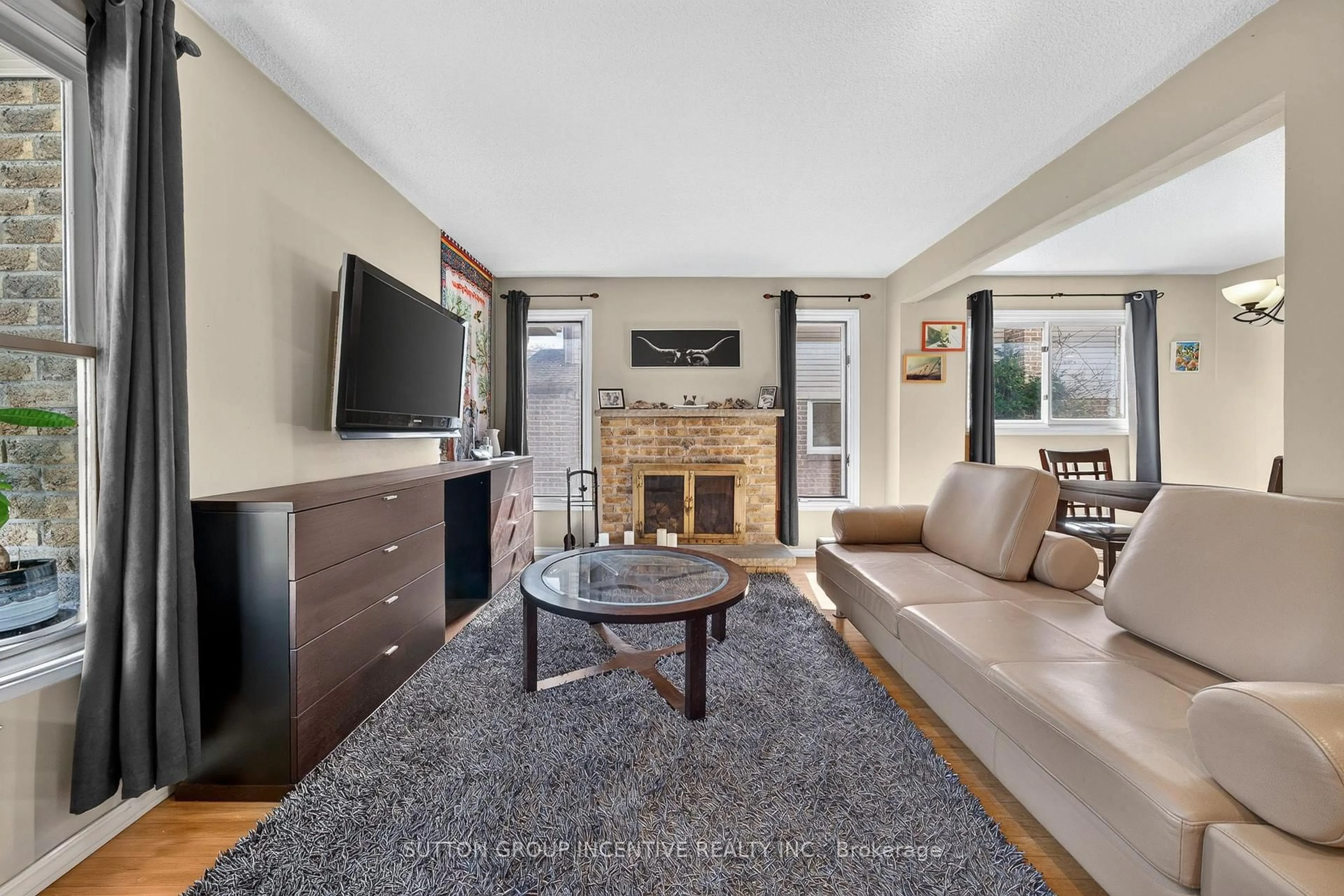 Living room with furniture, unknown for 26 Fox Ru, Barrie Ontario L4N 5L5