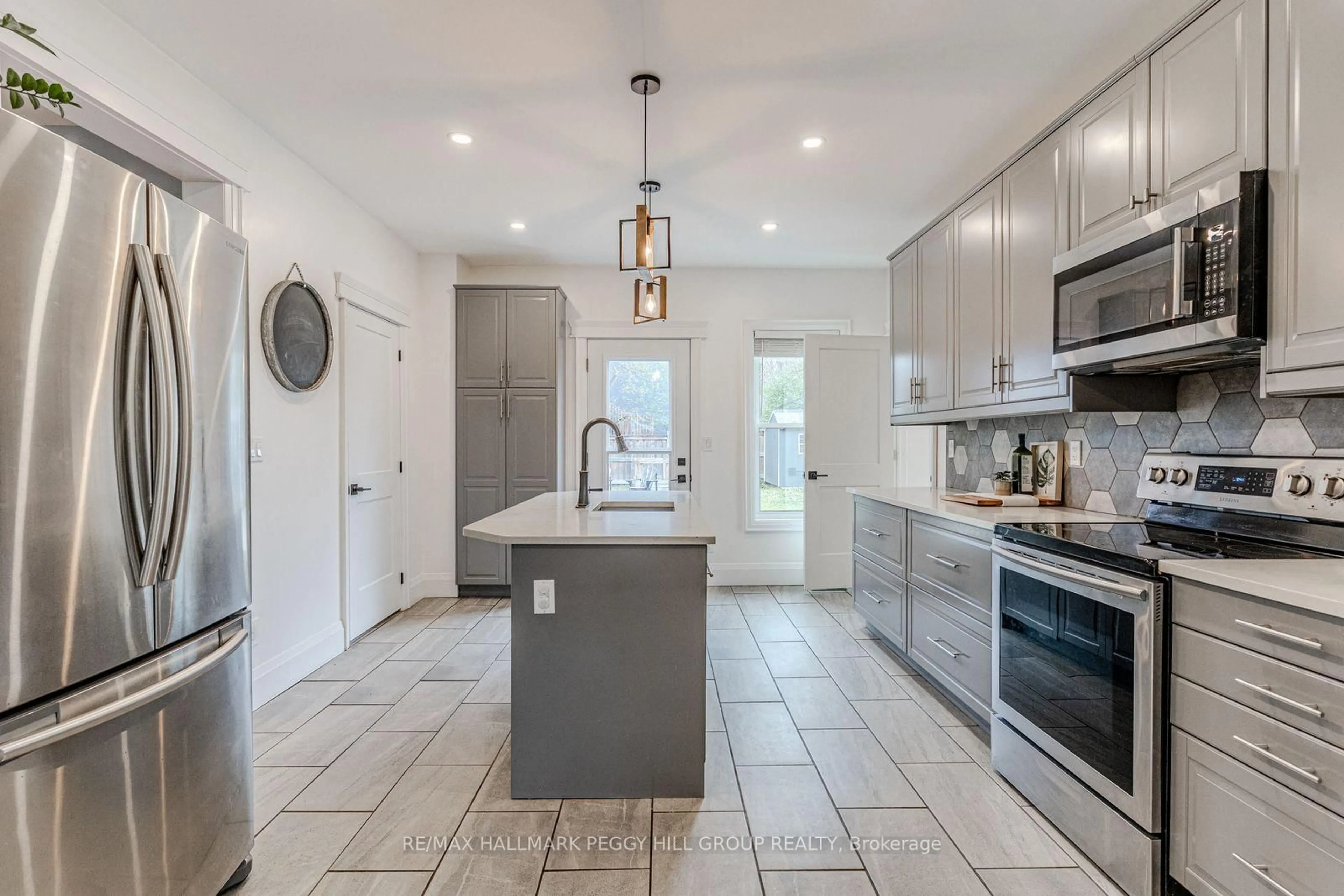 Open concept kitchen, ceramic/tile floor for 30 Eugenia St, Barrie Ontario L4M 1P8