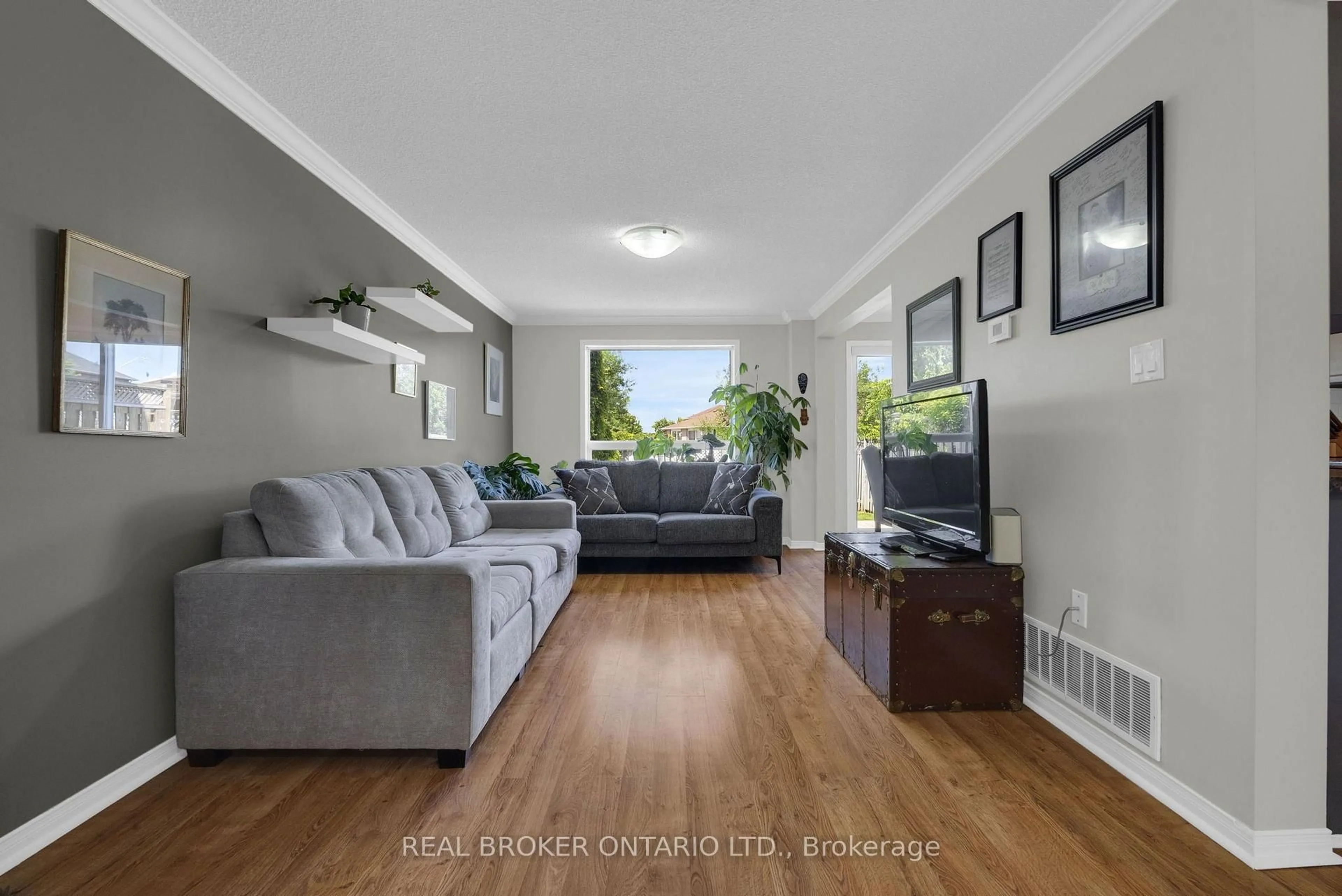 Living room with furniture, unknown for 166 Tunbridge Rd, Barrie Ontario L4M 6S1
