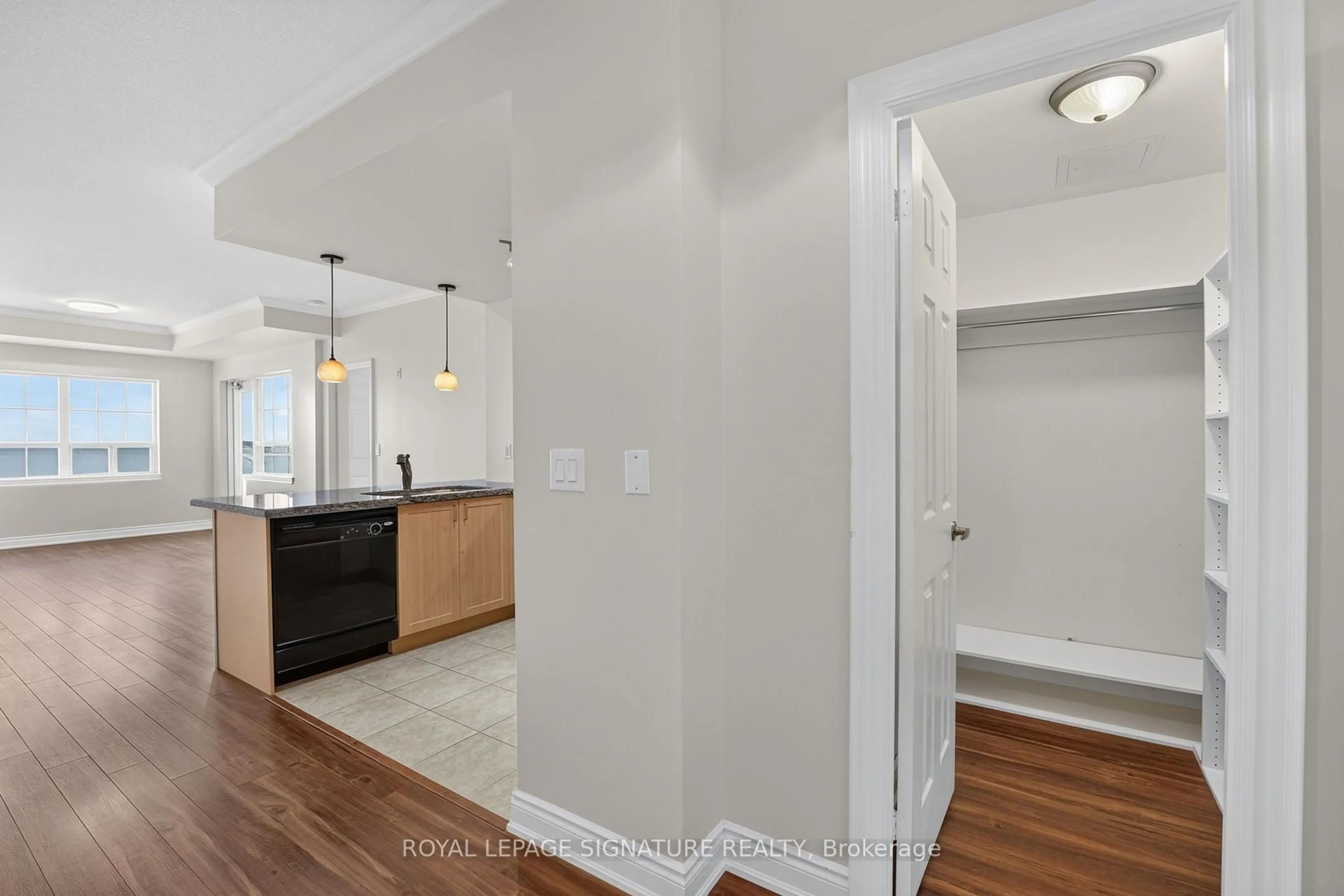 Indoor entryway for 354 Atherley Rd #605, Orillia Ontario L3V 0B8