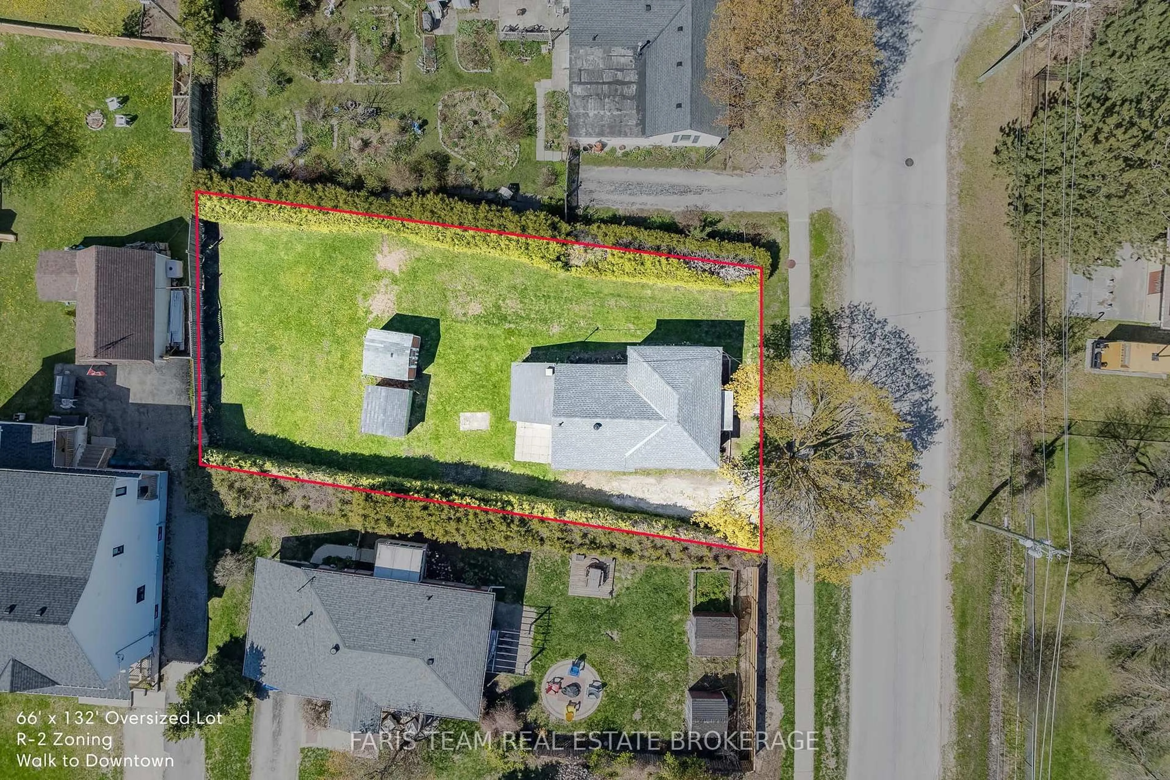 A pic from outside/outdoor area/front of a property/back of a property/a pic from drone, street for 32 Lorne Ave, Collingwood Ontario L9Y 2B6