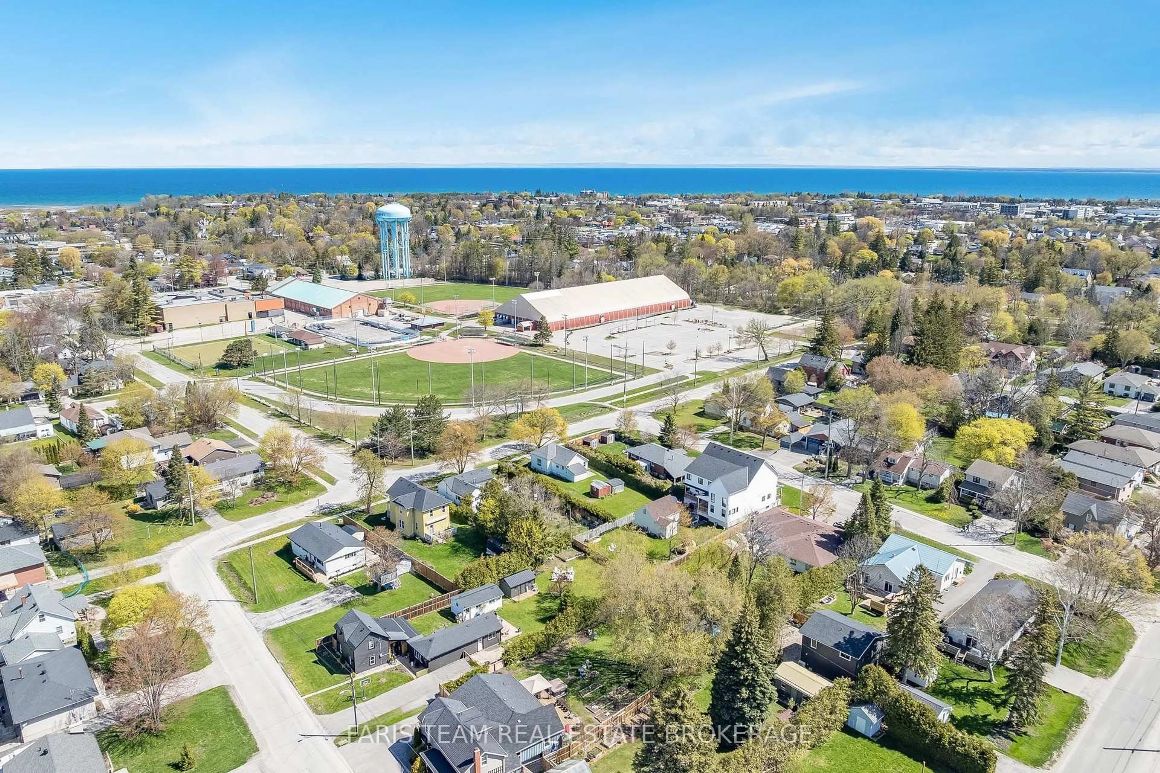 A pic from outside/outdoor area/front of a property/back of a property/a pic from drone, unknown for 32 Lorne Ave, Collingwood Ontario L9Y 2B6