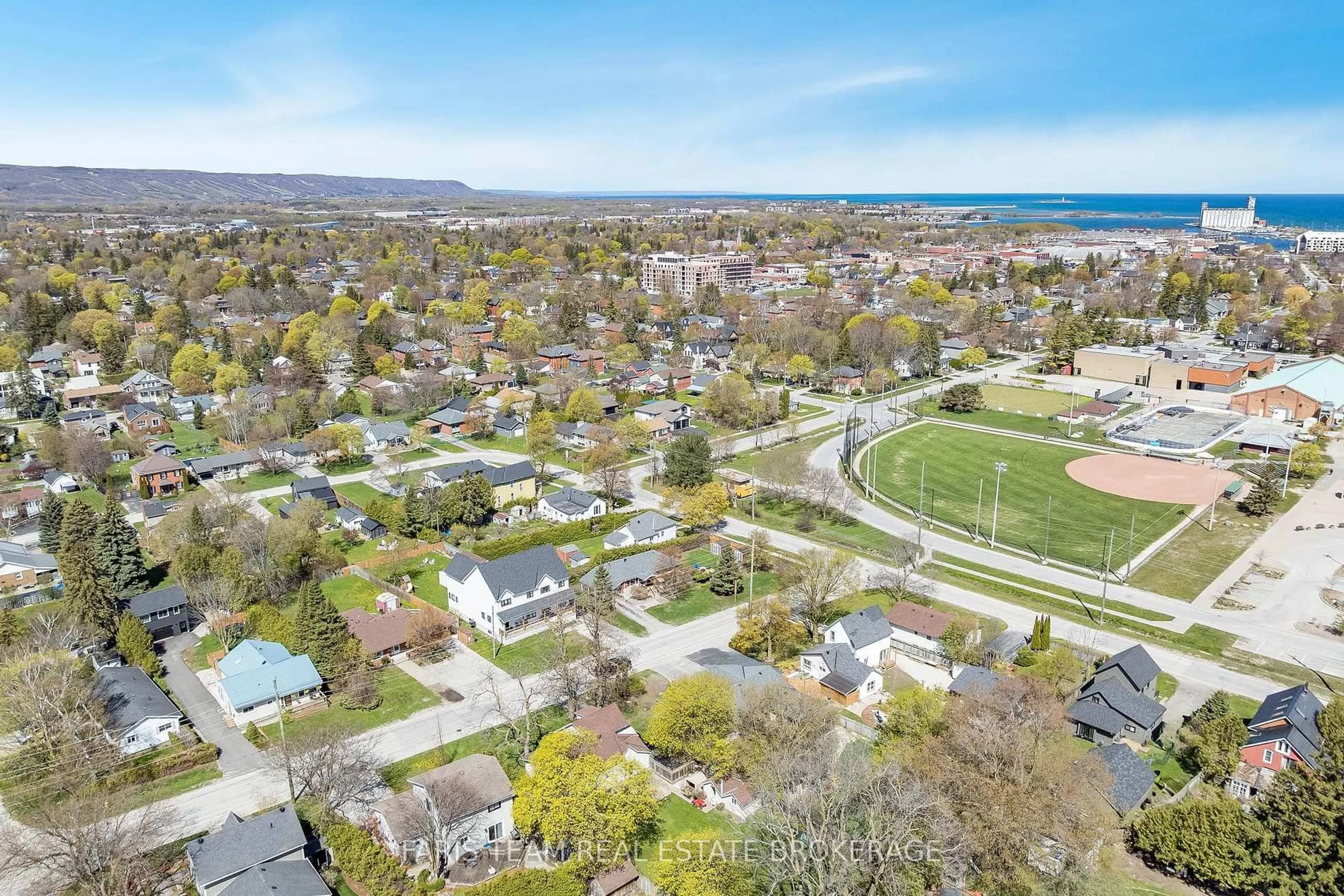 A pic from outside/outdoor area/front of a property/back of a property/a pic from drone, water/lake/river/ocean view for 32 Lorne Ave, Collingwood Ontario L9Y 2B6