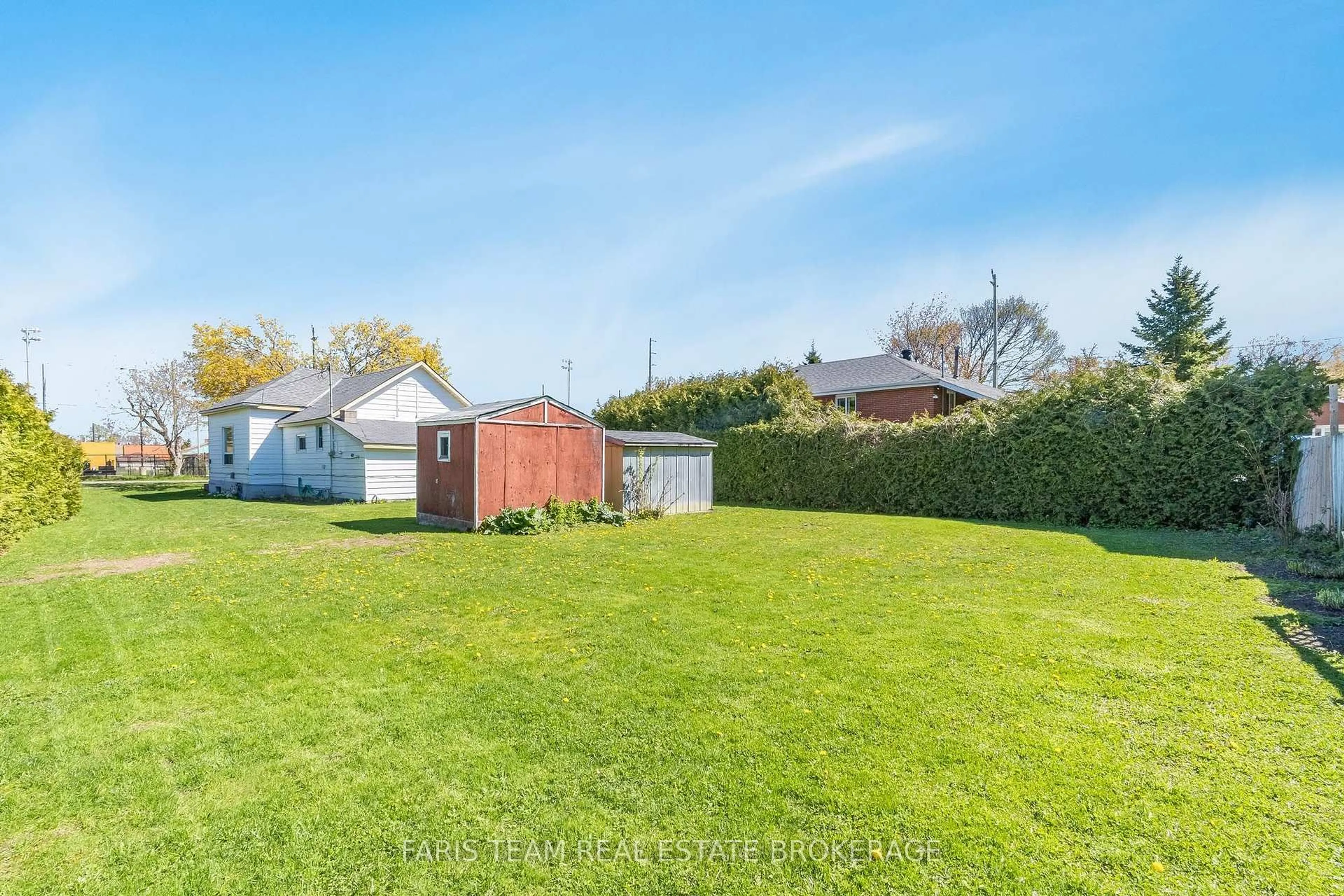 A pic from outside/outdoor area/front of a property/back of a property/a pic from drone, street for 32 Lorne Ave, Collingwood Ontario L9Y 2B6