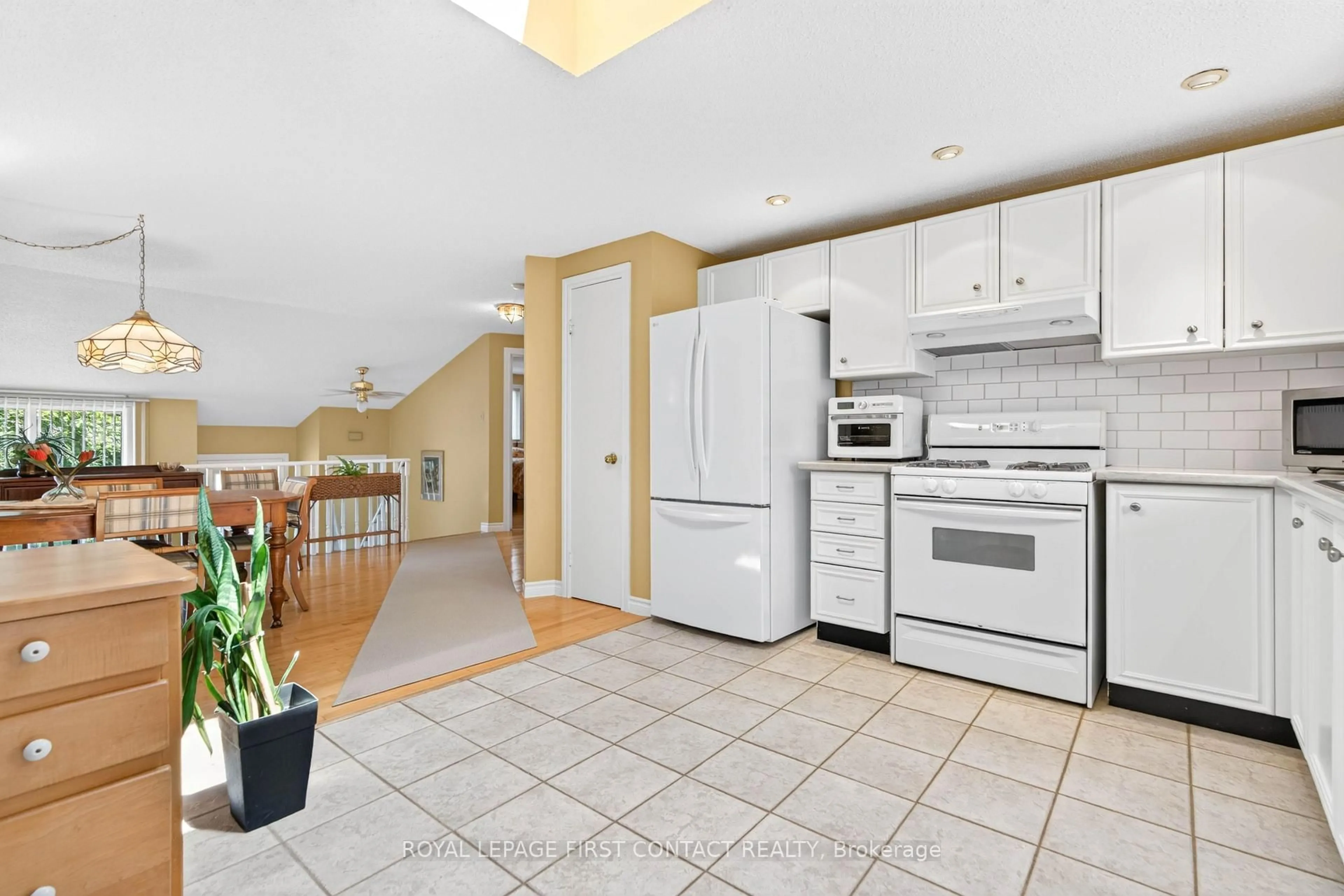 Open concept kitchen, ceramic/tile floor for 180 Burns Circ, Barrie Ontario L4N 6A8