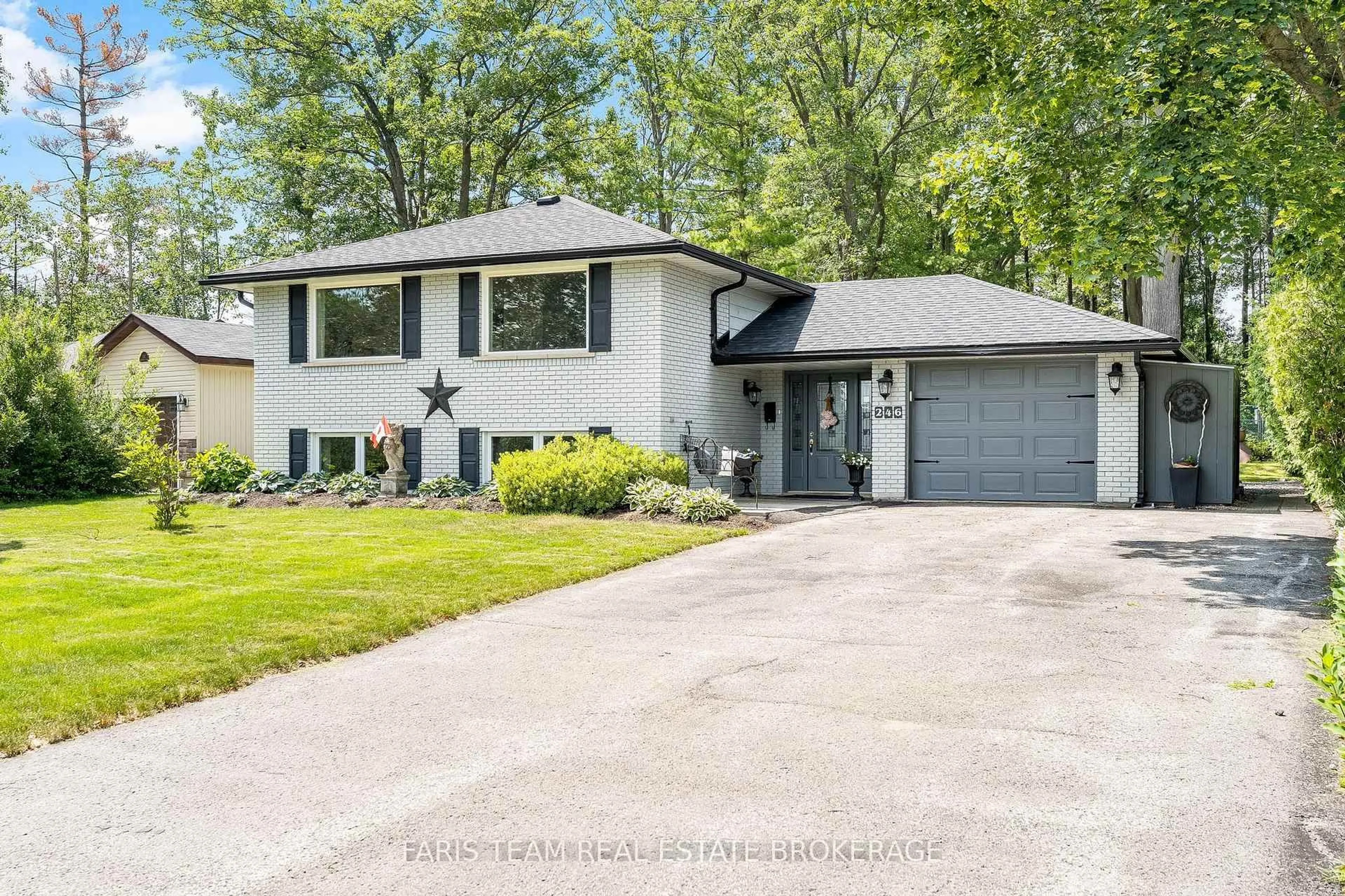 Home with vinyl exterior material, street for 246 Sunnidale Rd, Barrie Ontario L4N 5N9