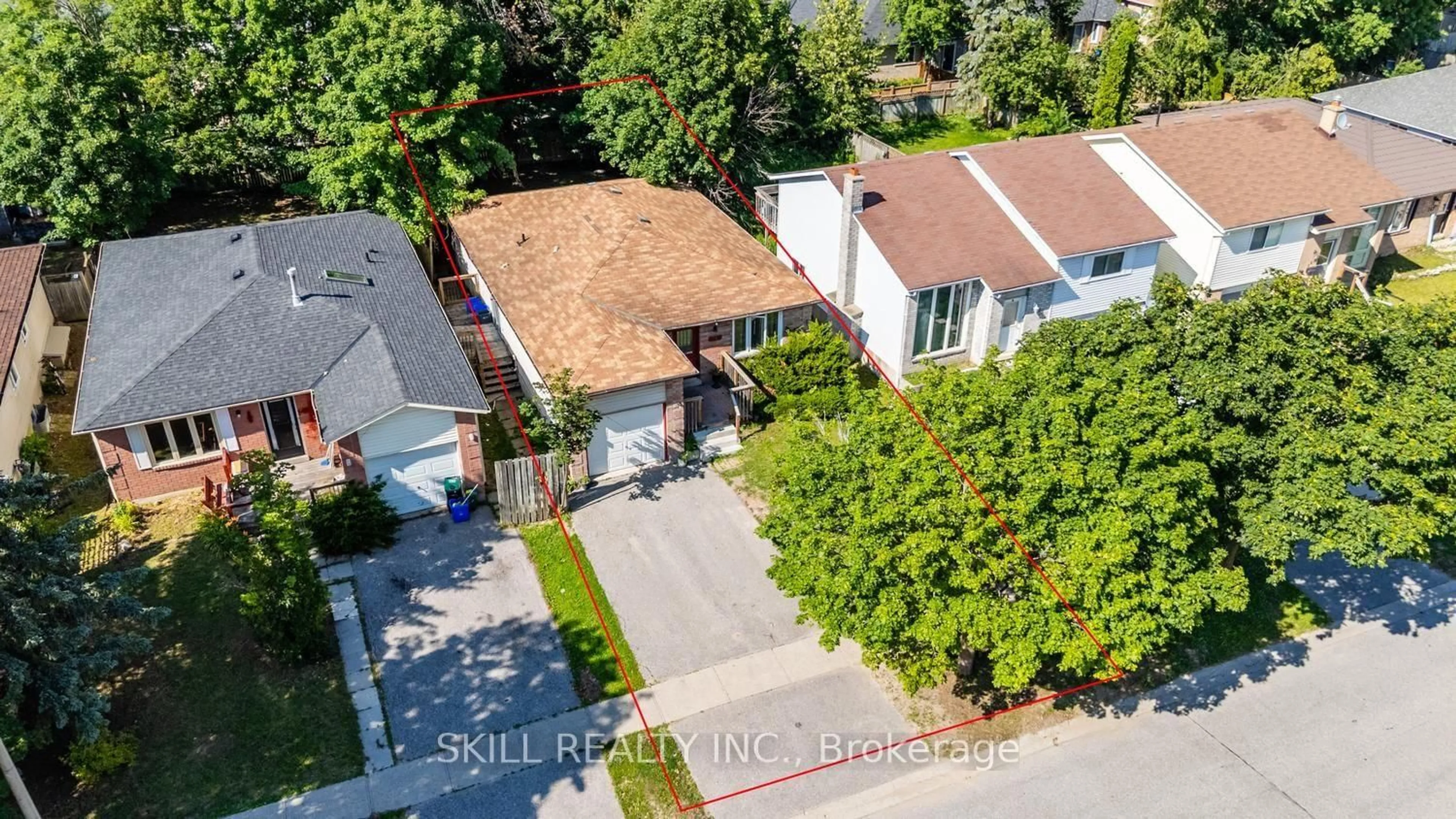 A pic from outside/outdoor area/front of a property/back of a property/a pic from drone, street for 141 Hickling Tr, Barrie Ontario L4M 5T7