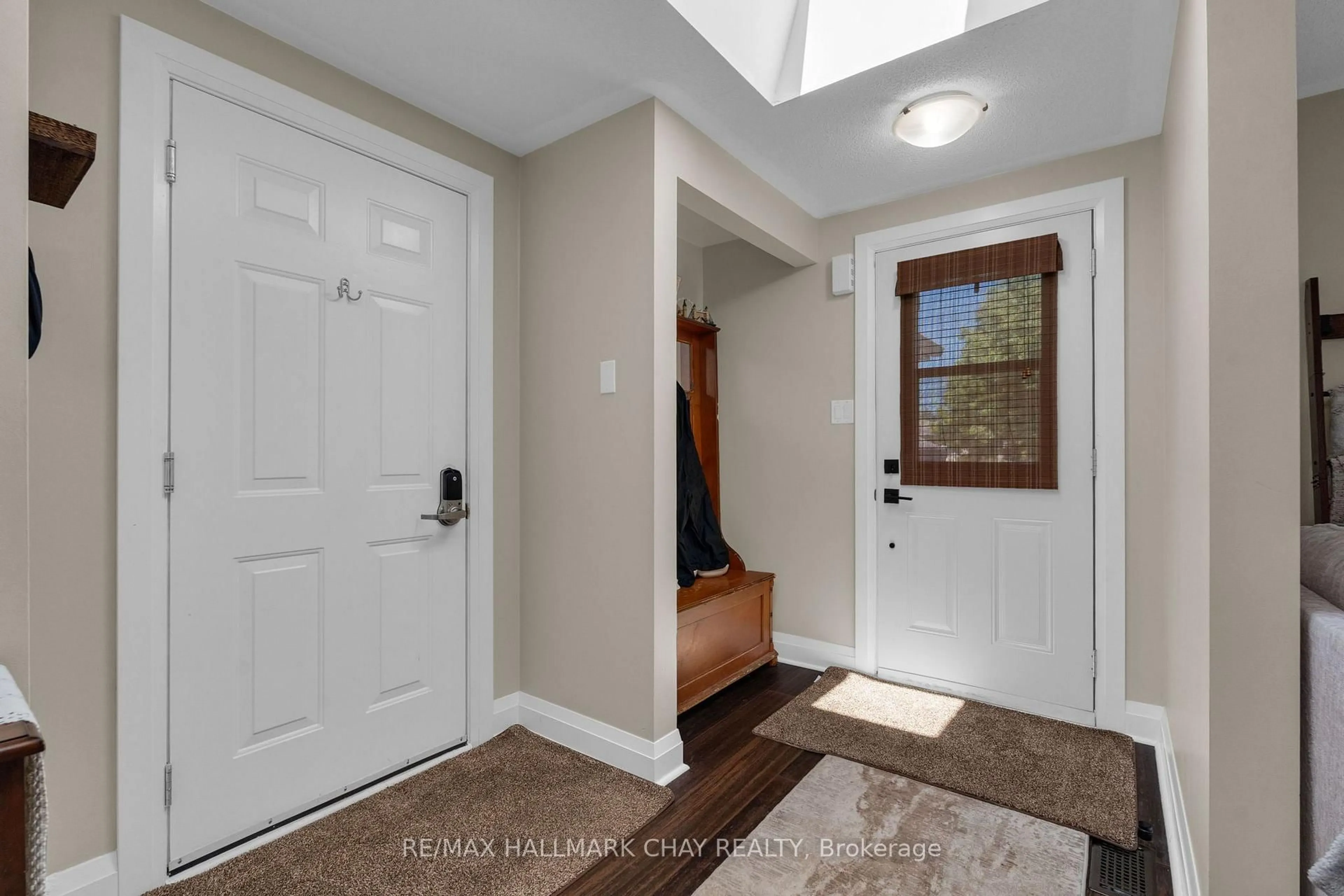 Indoor entryway for 17 Benjamin Lane, Barrie Ontario L4N 0S3