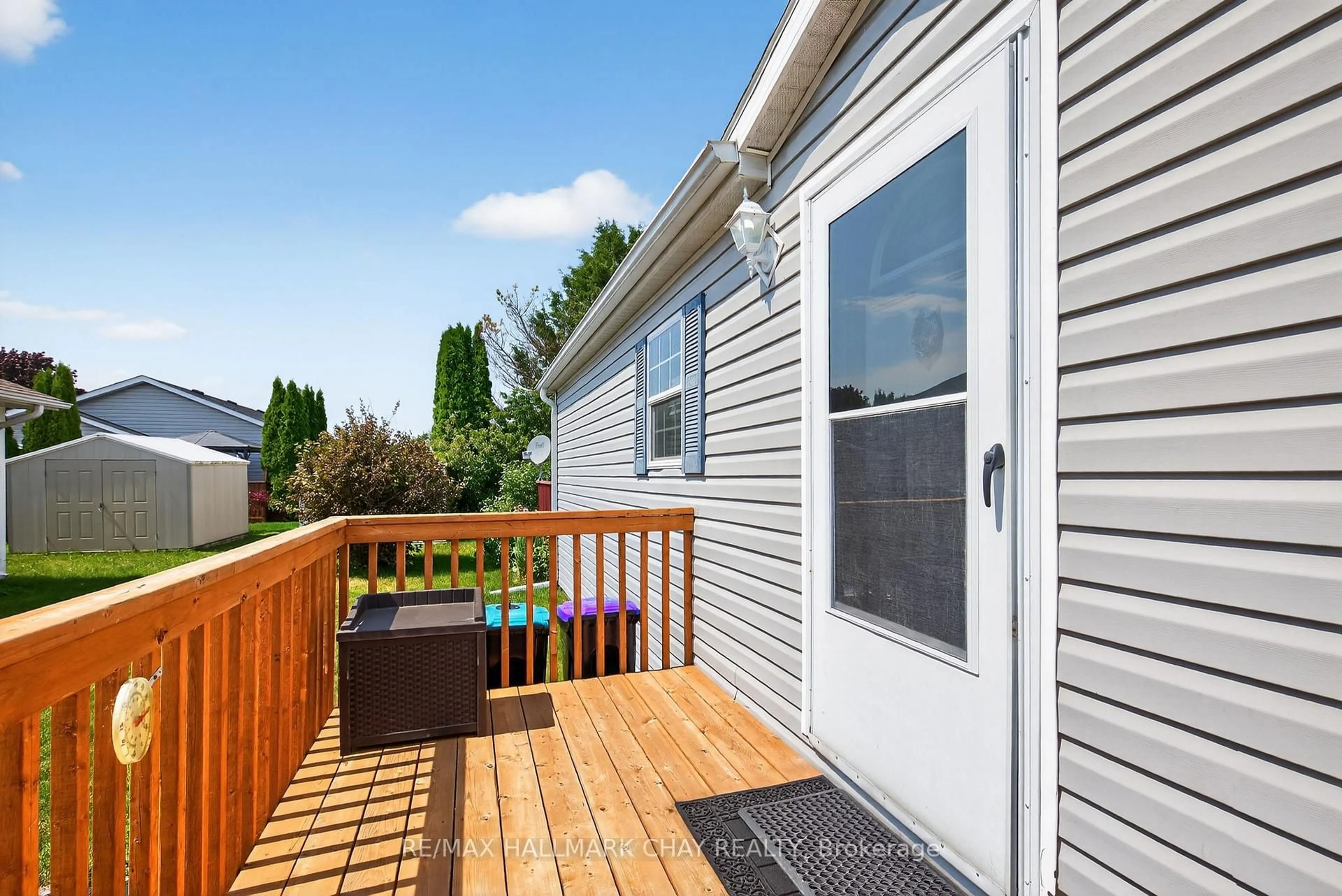 Home with vinyl exterior material, water/lake/river/ocean view for 3 Illinois Cres, Wasaga Beach Ontario L9Z 3A8