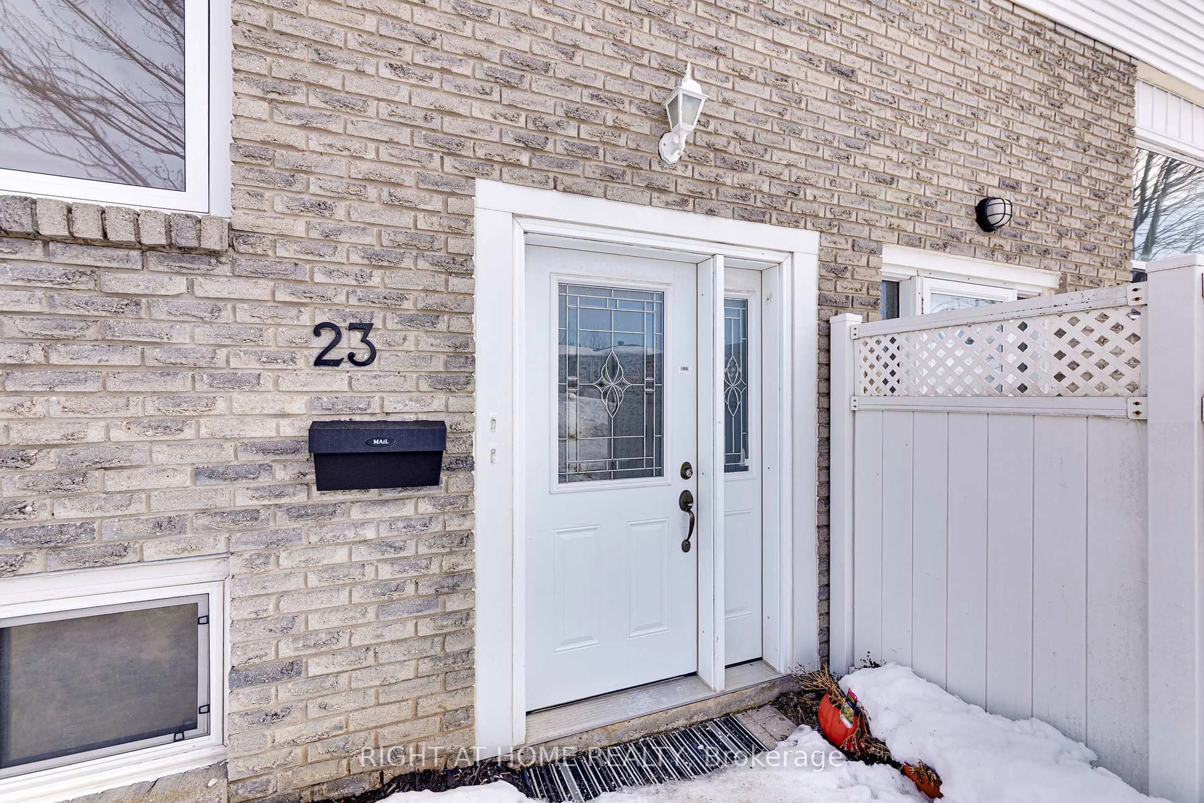 Indoor entryway for 23 Carlton Rd, Barrie Ontario L4M 5K8