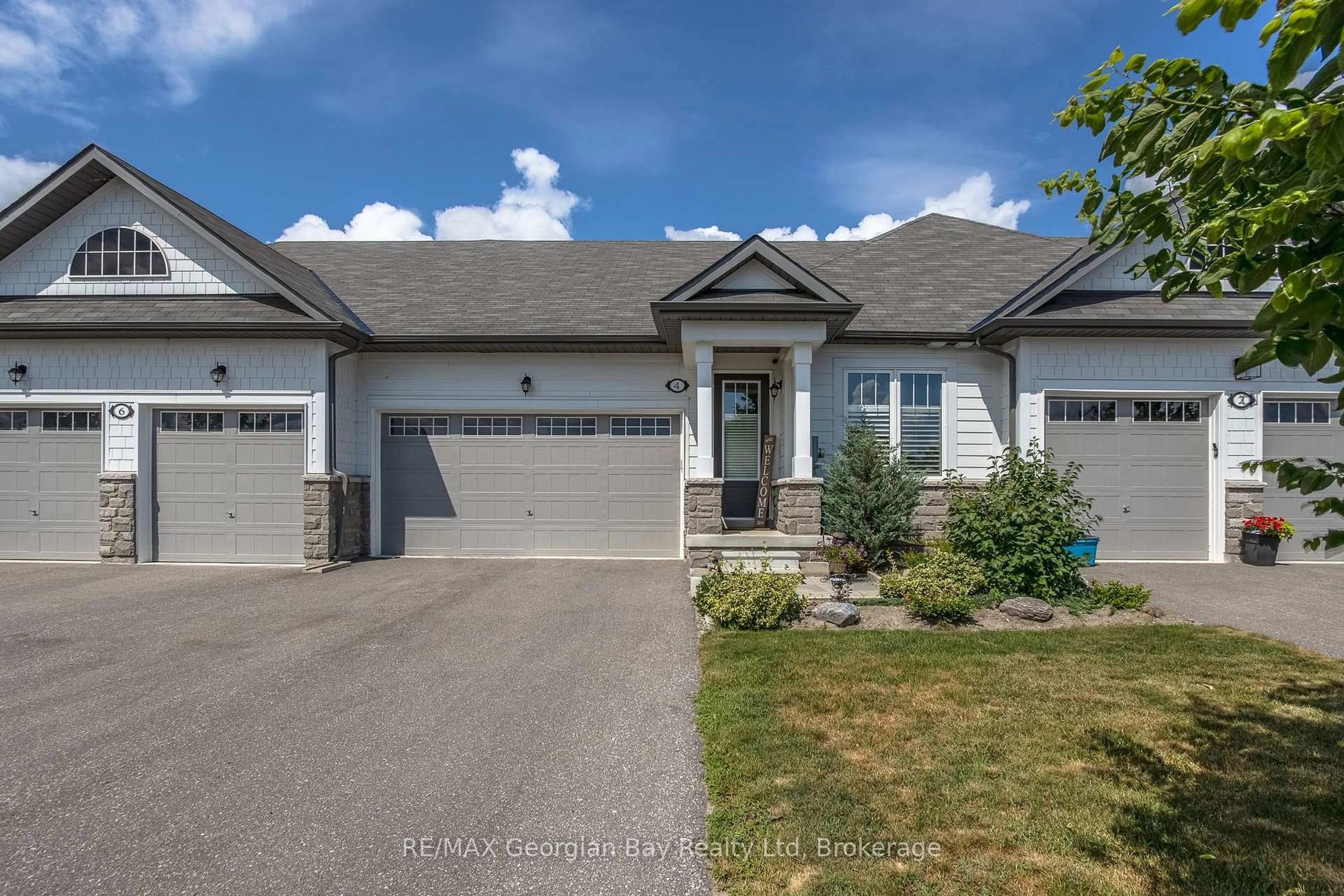 A pic from outside/outdoor area/front of a property/back of a property/a pic from drone, street for 4 Chatten Crt, Midland Ontario L4R 0G4