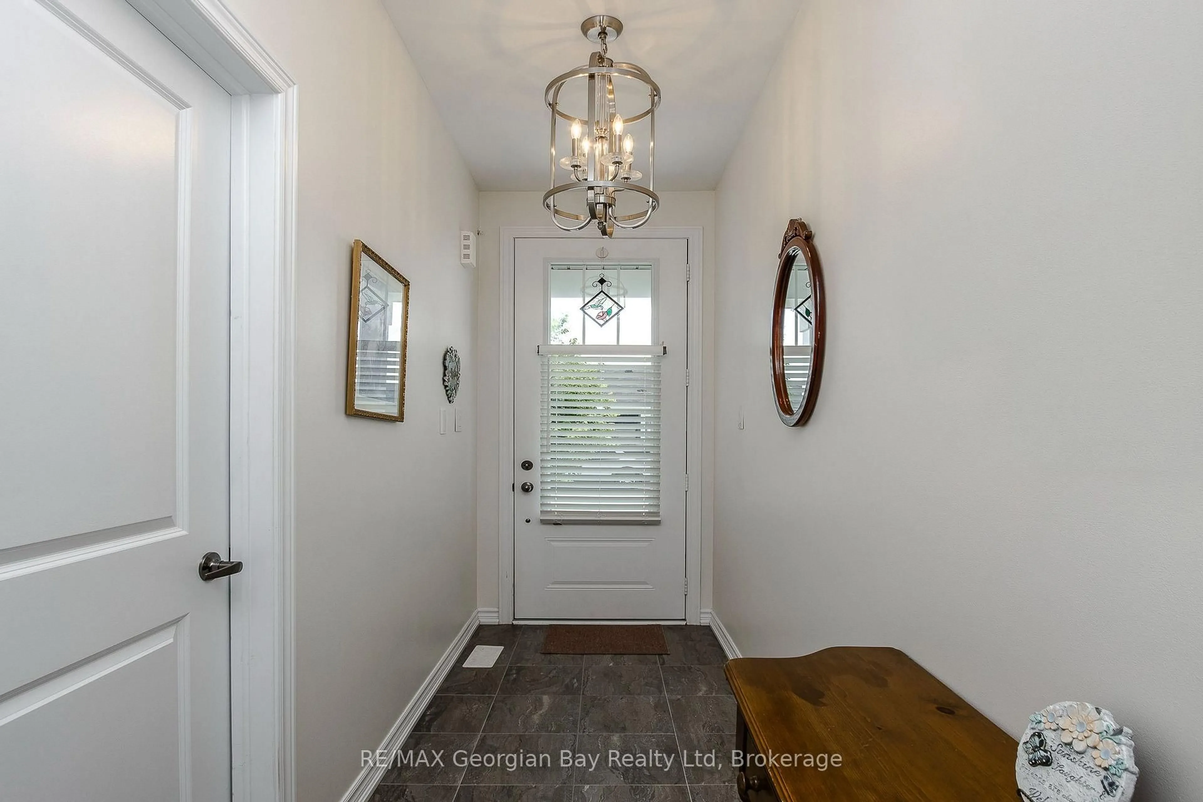 Indoor entryway for 4 Chatten Crt, Midland Ontario L4R 0G4