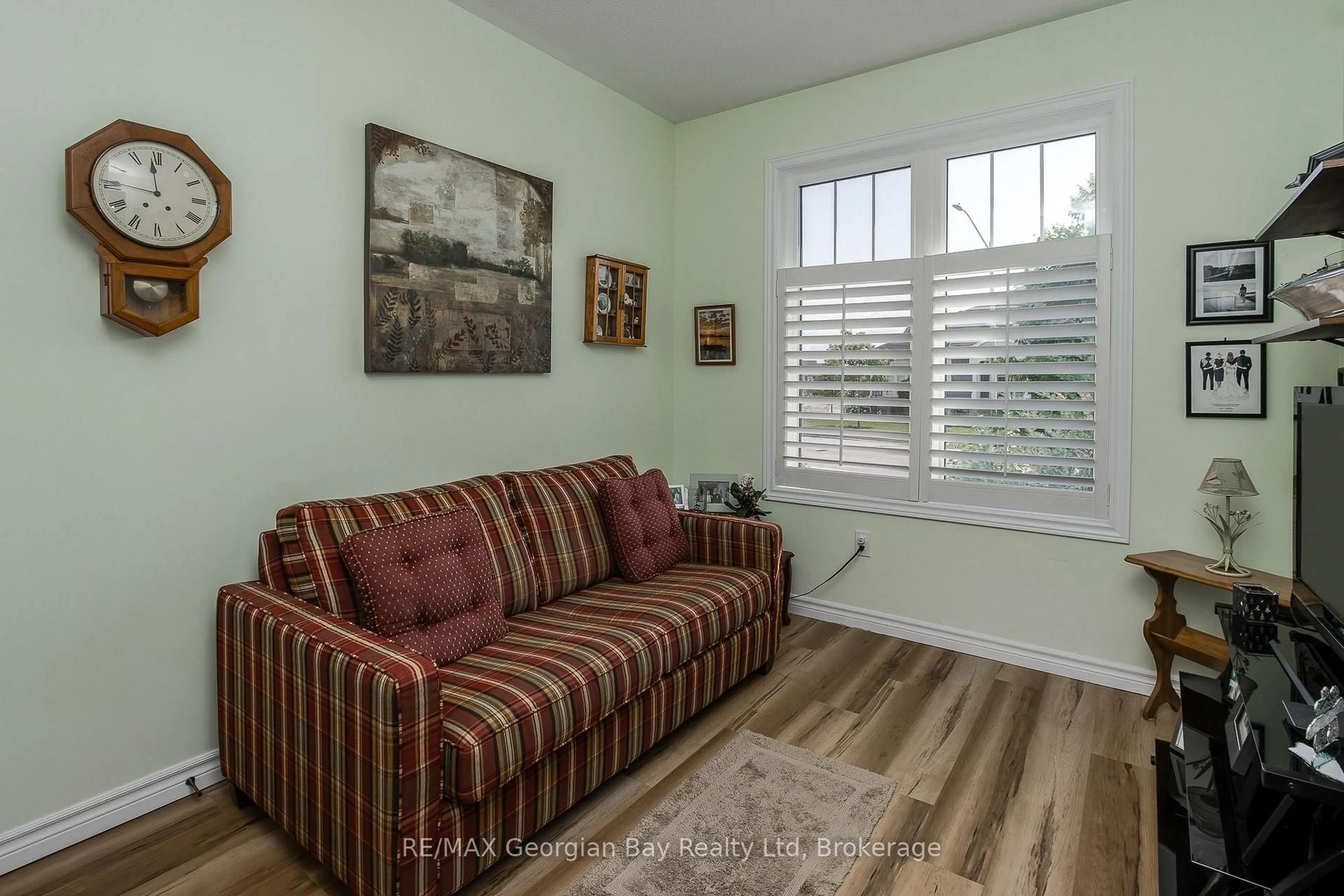 Living room with furniture, unknown for 4 Chatten Crt, Midland Ontario L4R 0G4