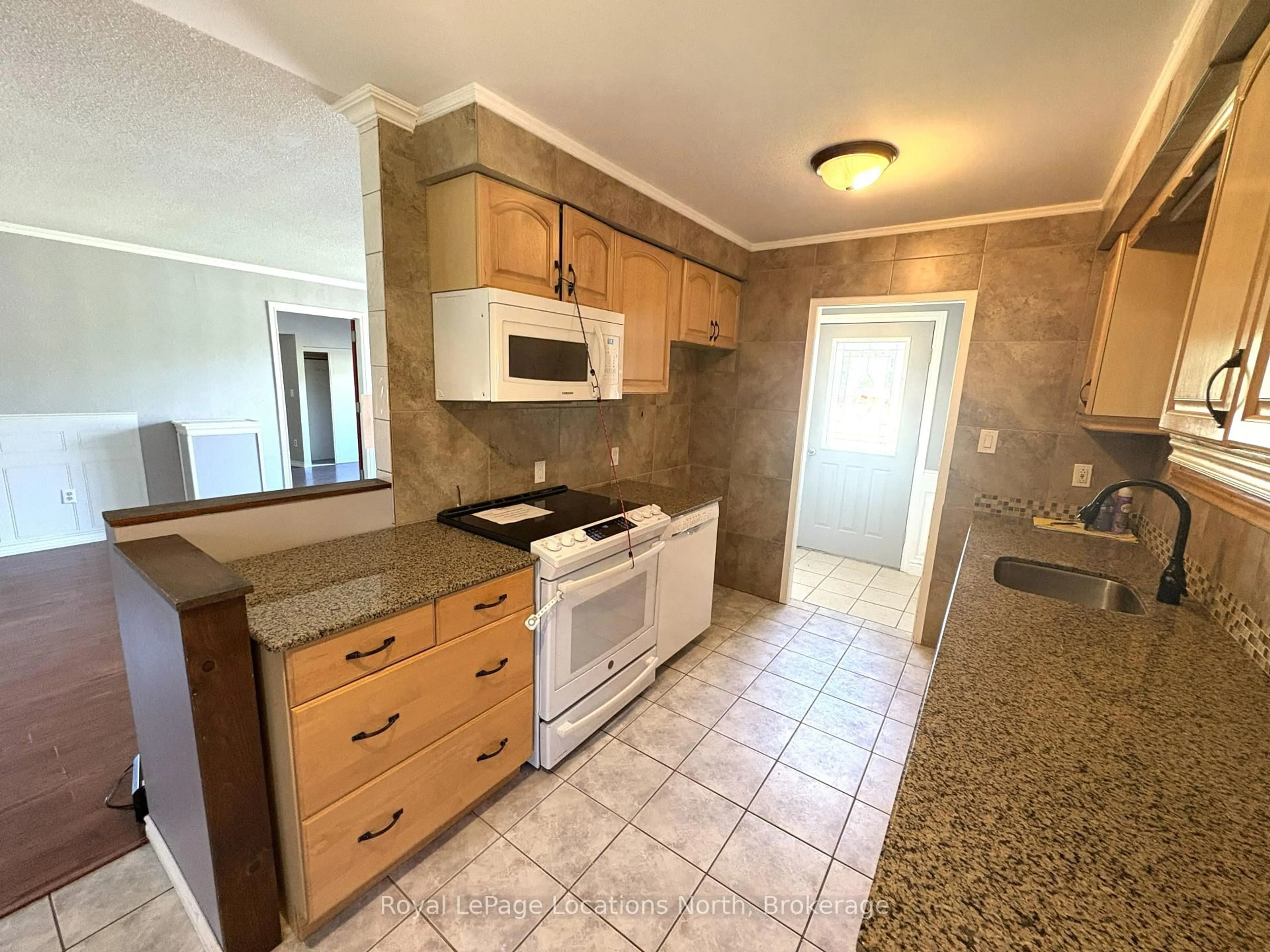Standard kitchen, ceramic/tile floor for 2 Lynn St, Tiny Ontario L0L 2J0