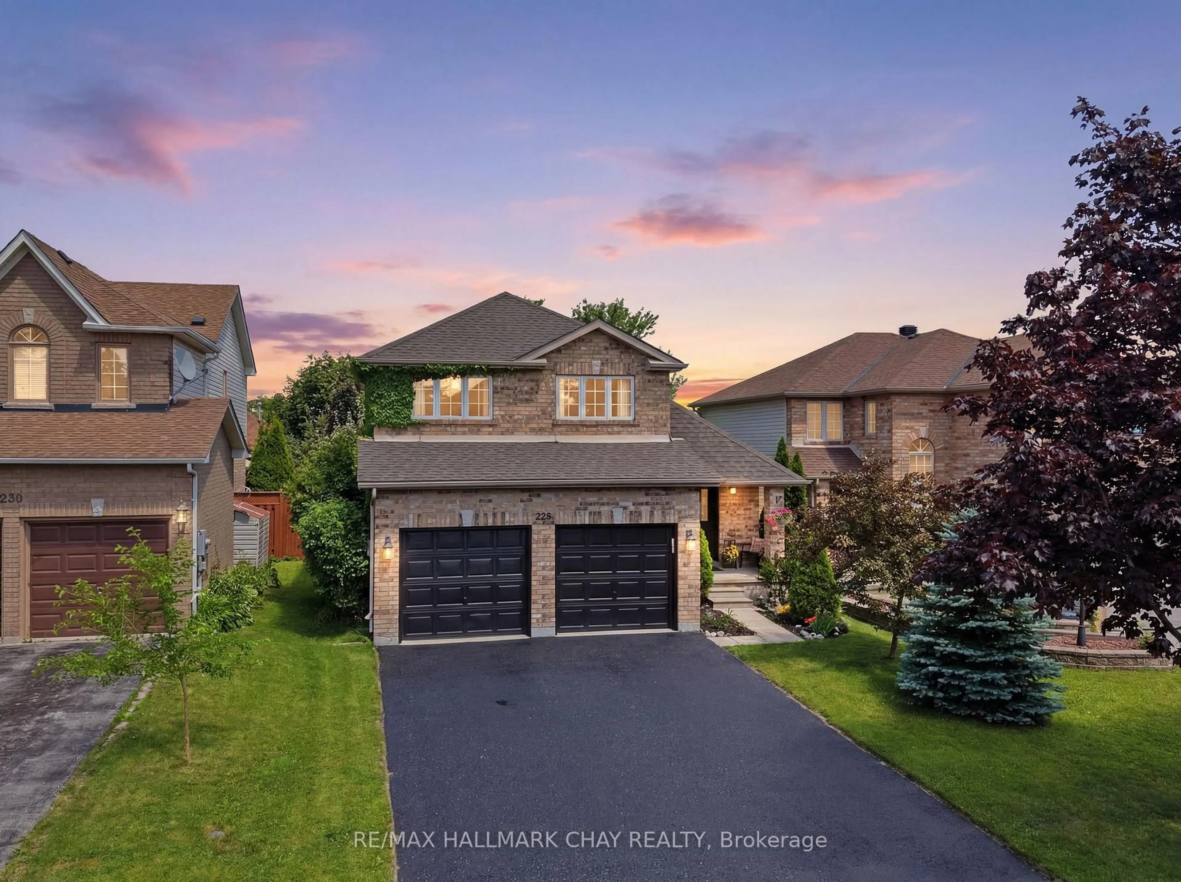 A pic from outside/outdoor area/front of a property/back of a property/a pic from drone, street for 228 Wessenger Dr, Barrie Ontario L4N 8R4