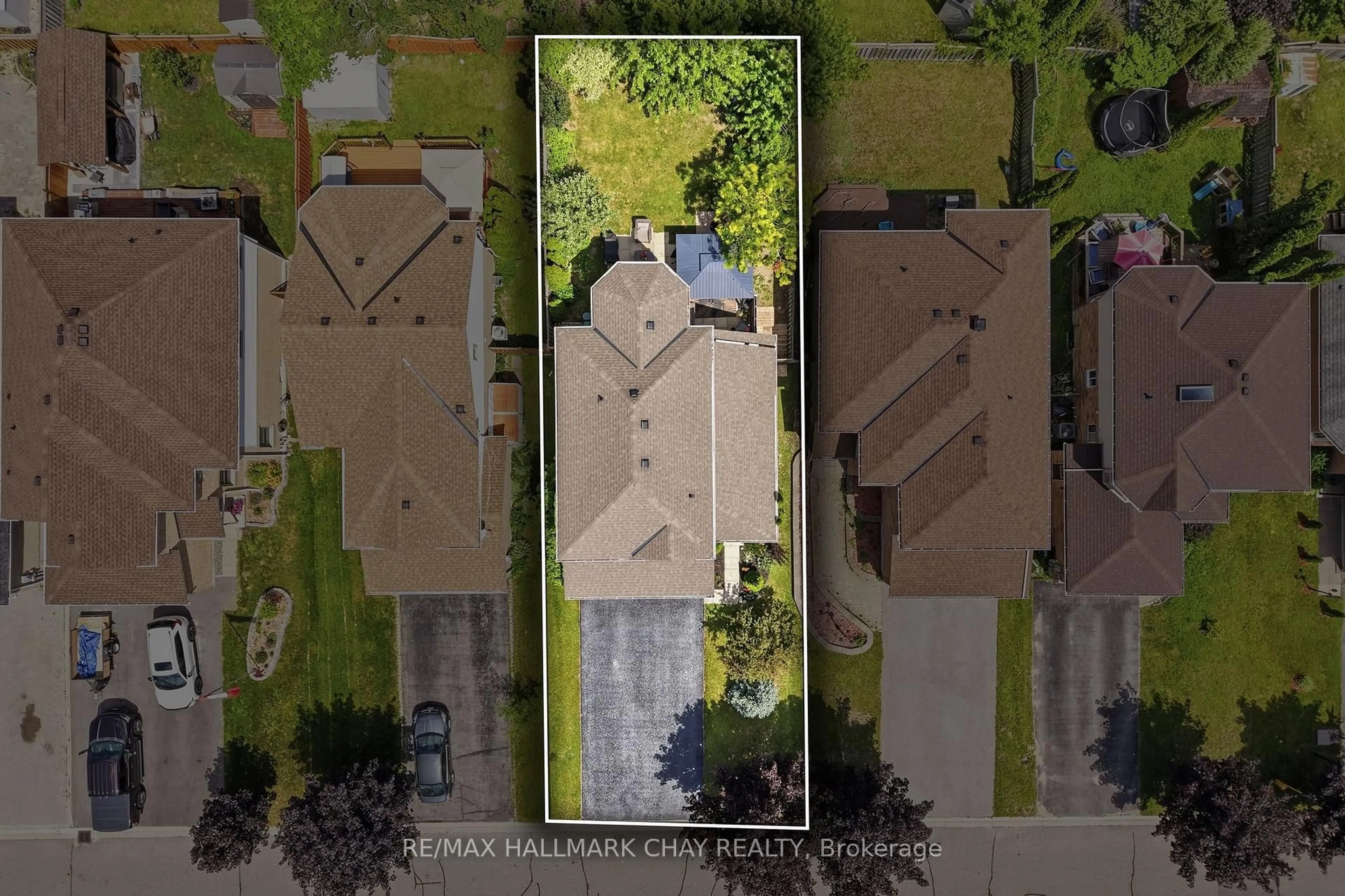A pic from outside/outdoor area/front of a property/back of a property/a pic from drone, street for 228 Wessenger Dr, Barrie Ontario L4N 8R4