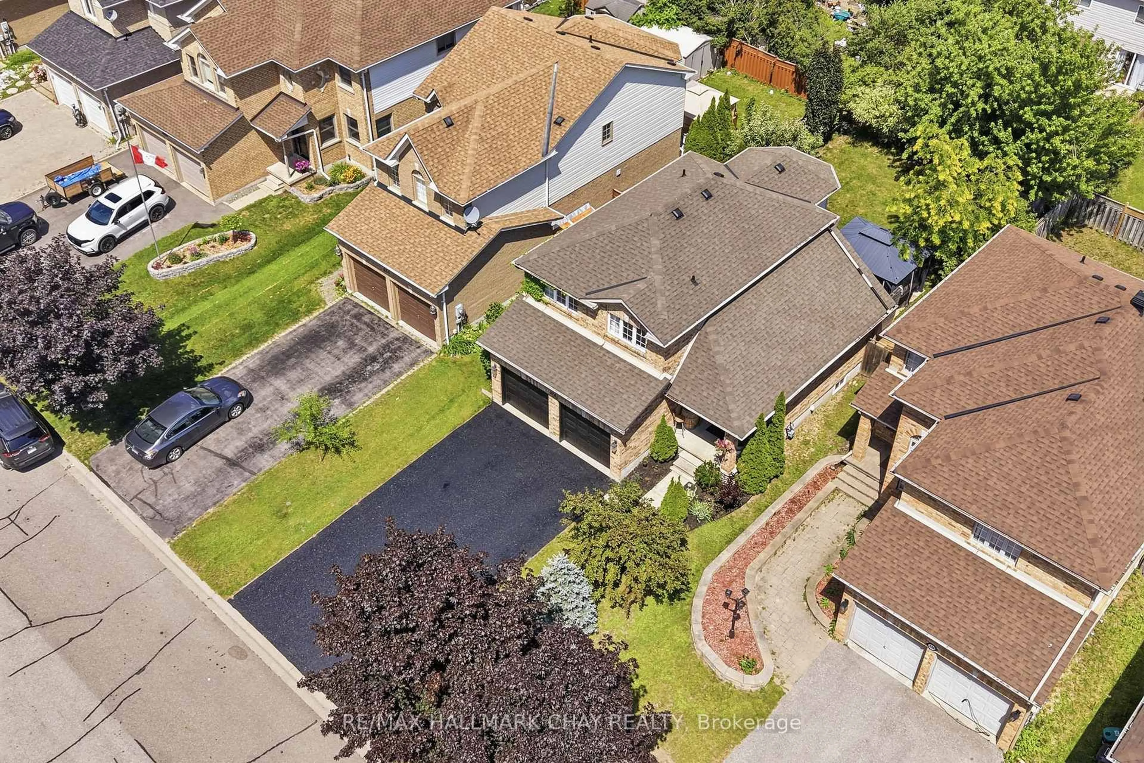 A pic from outside/outdoor area/front of a property/back of a property/a pic from drone, street for 228 Wessenger Dr, Barrie Ontario L4N 8R4