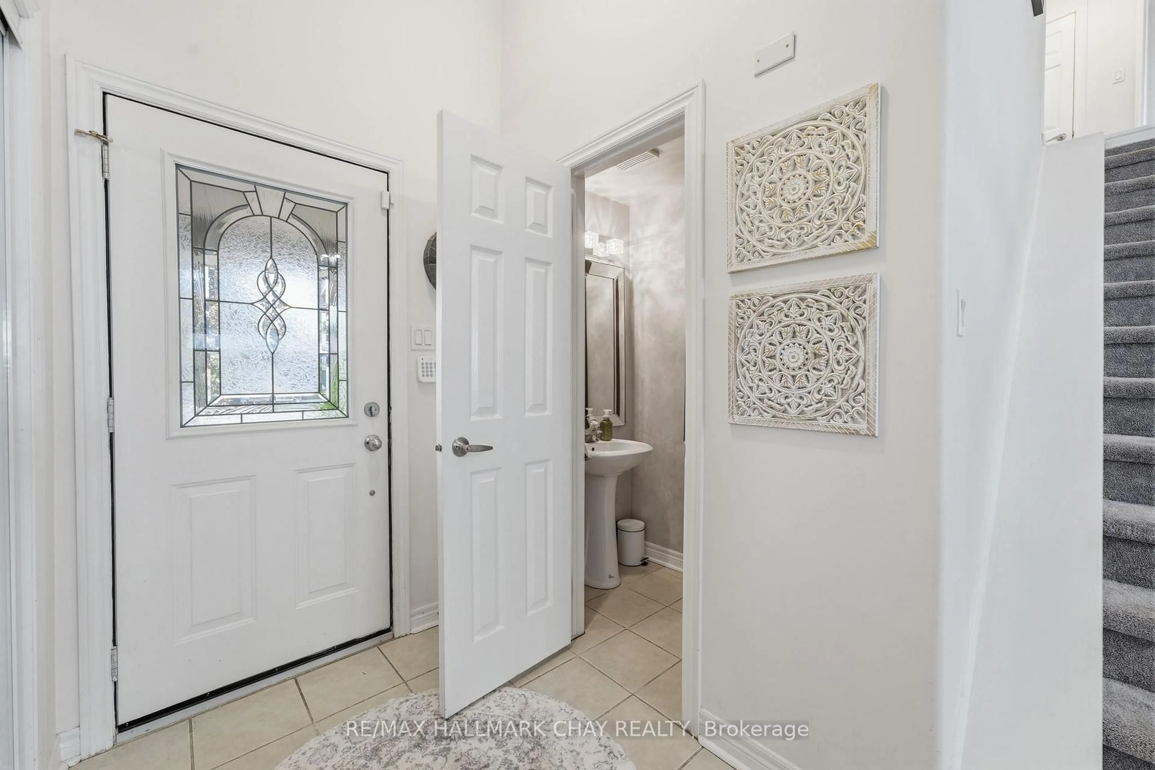Indoor entryway for 228 Wessenger Dr, Barrie Ontario L4N 8R4