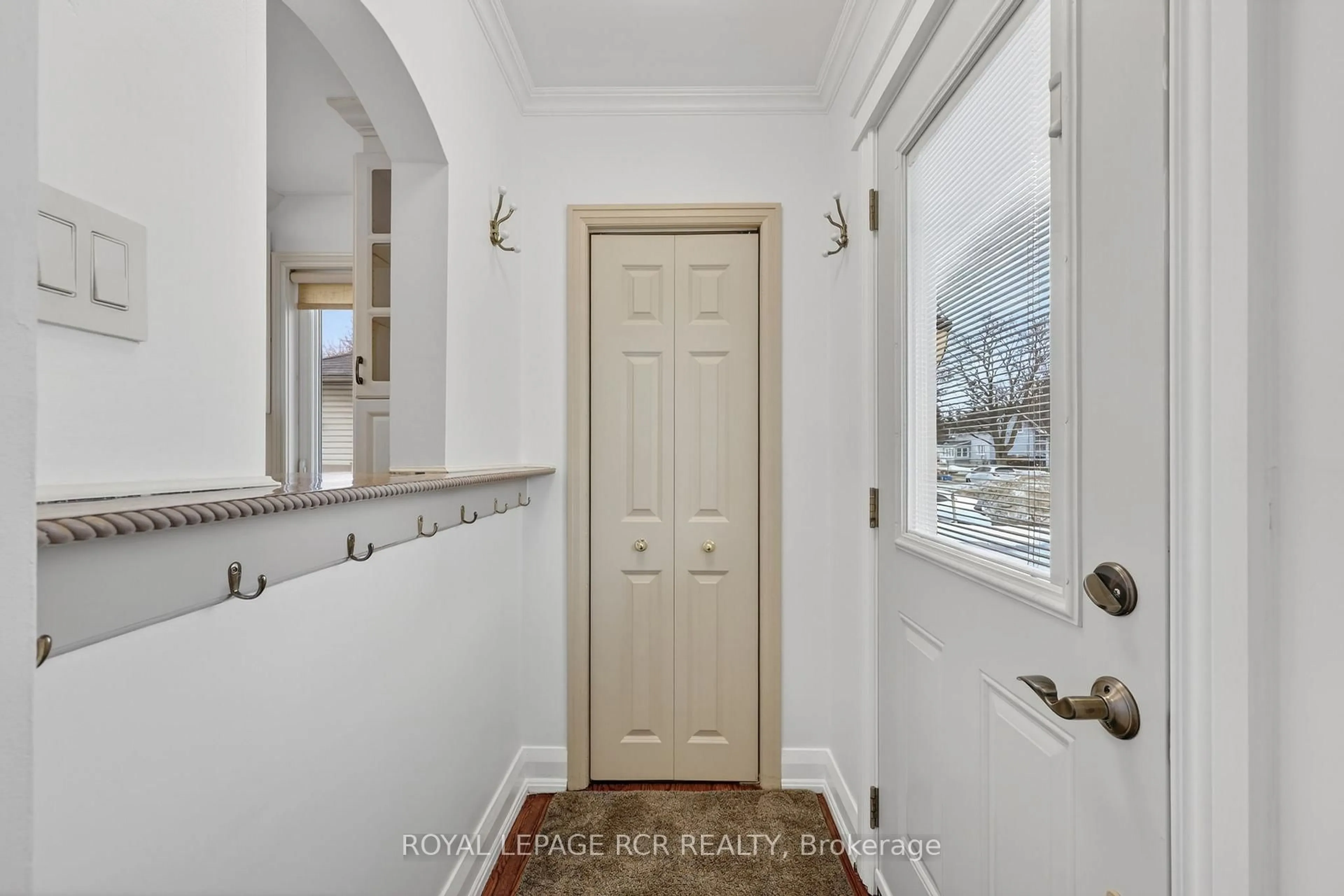 Indoor entryway for 65 Donald St, Barrie Ontario L4N 1E5