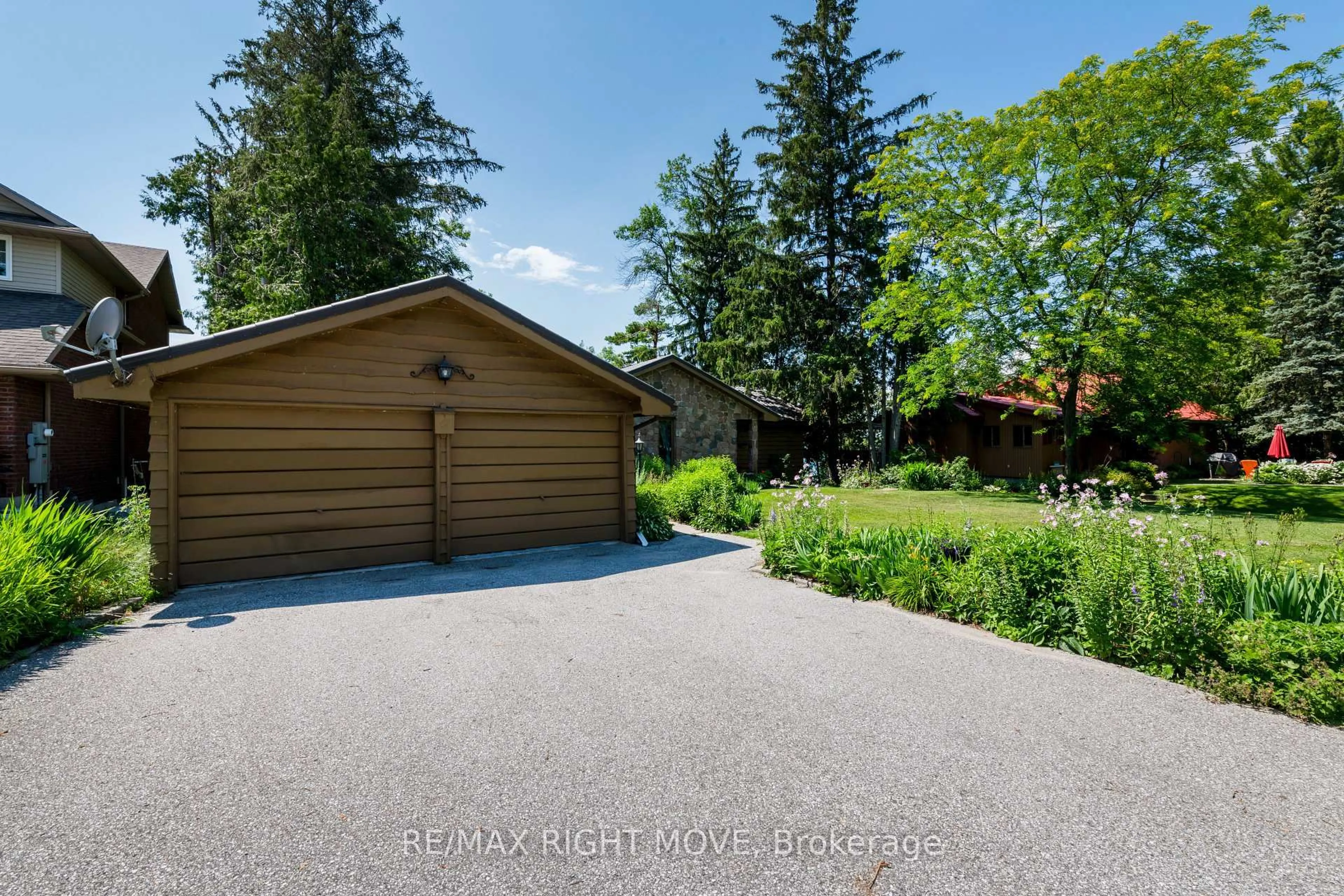 A pic from outside/outdoor area/front of a property/back of a property/a pic from drone, unknown for 5498 Fawn Bay Rd, Ramara Ontario L3V 6H6