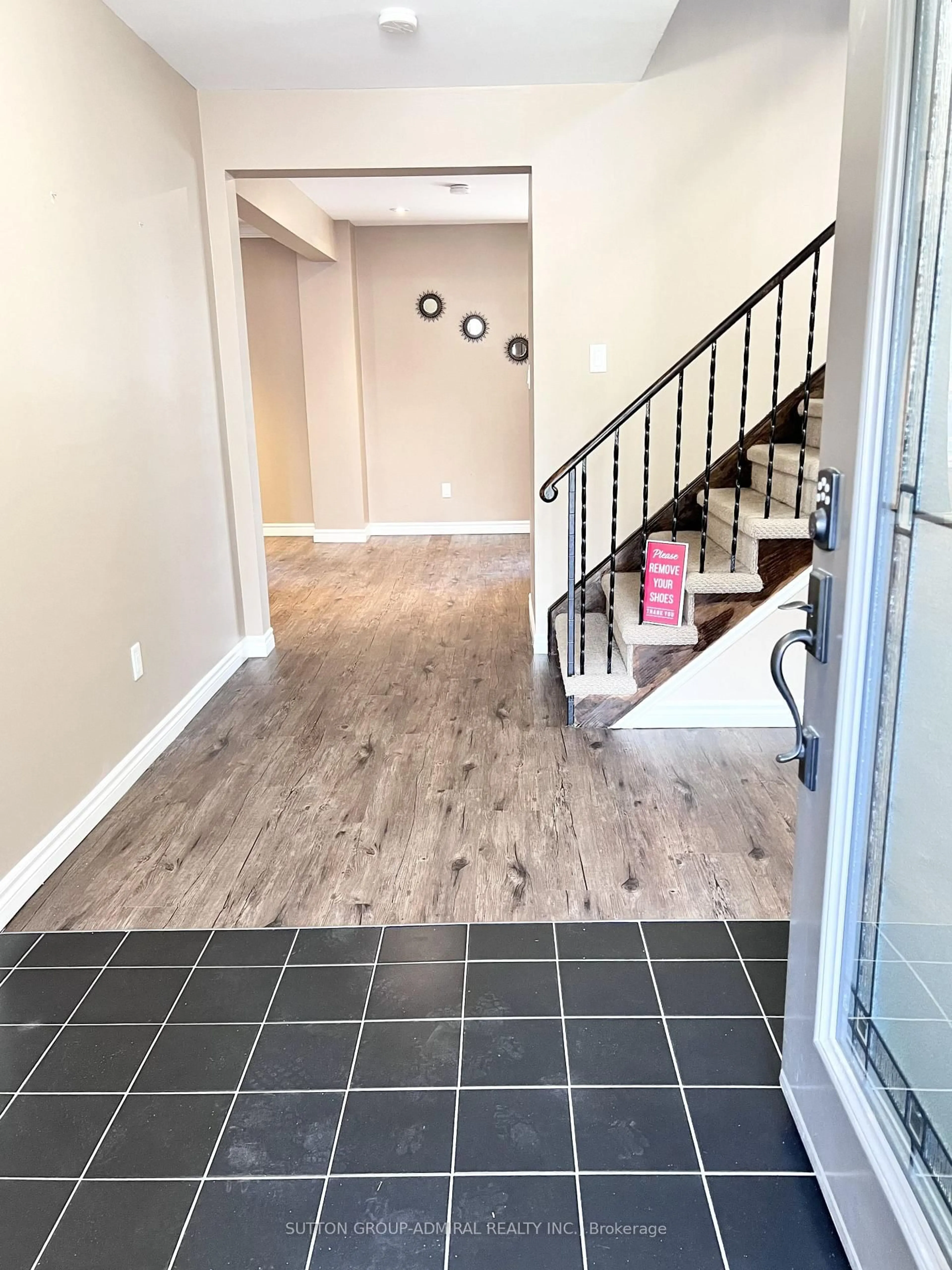 Indoor foyer for 71 Trillium Cres, Barrie Ontario L4N 6H6