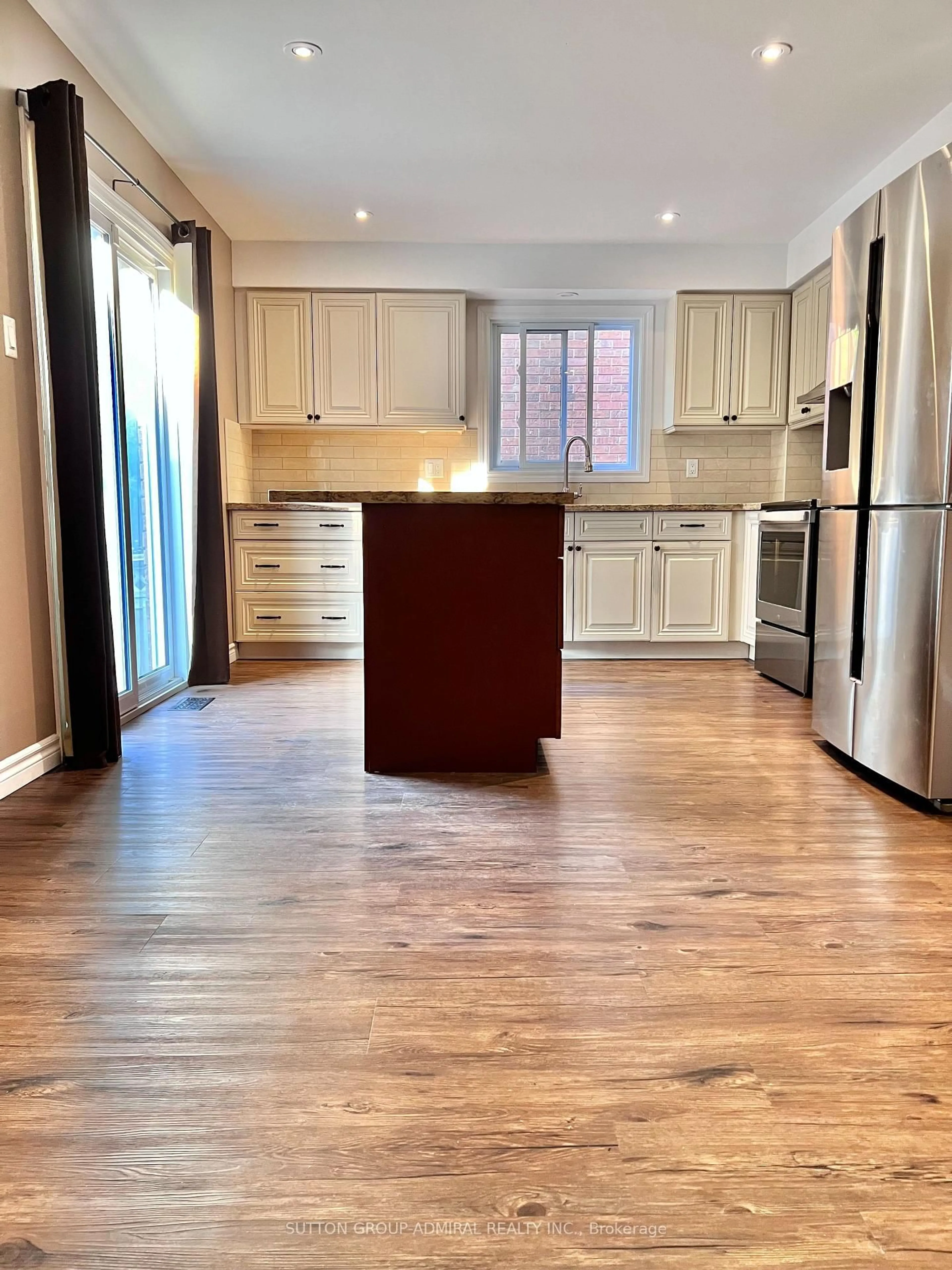 Open concept kitchen, wood/laminate floor for 71 Trillium Cres, Barrie Ontario L4N 6H6