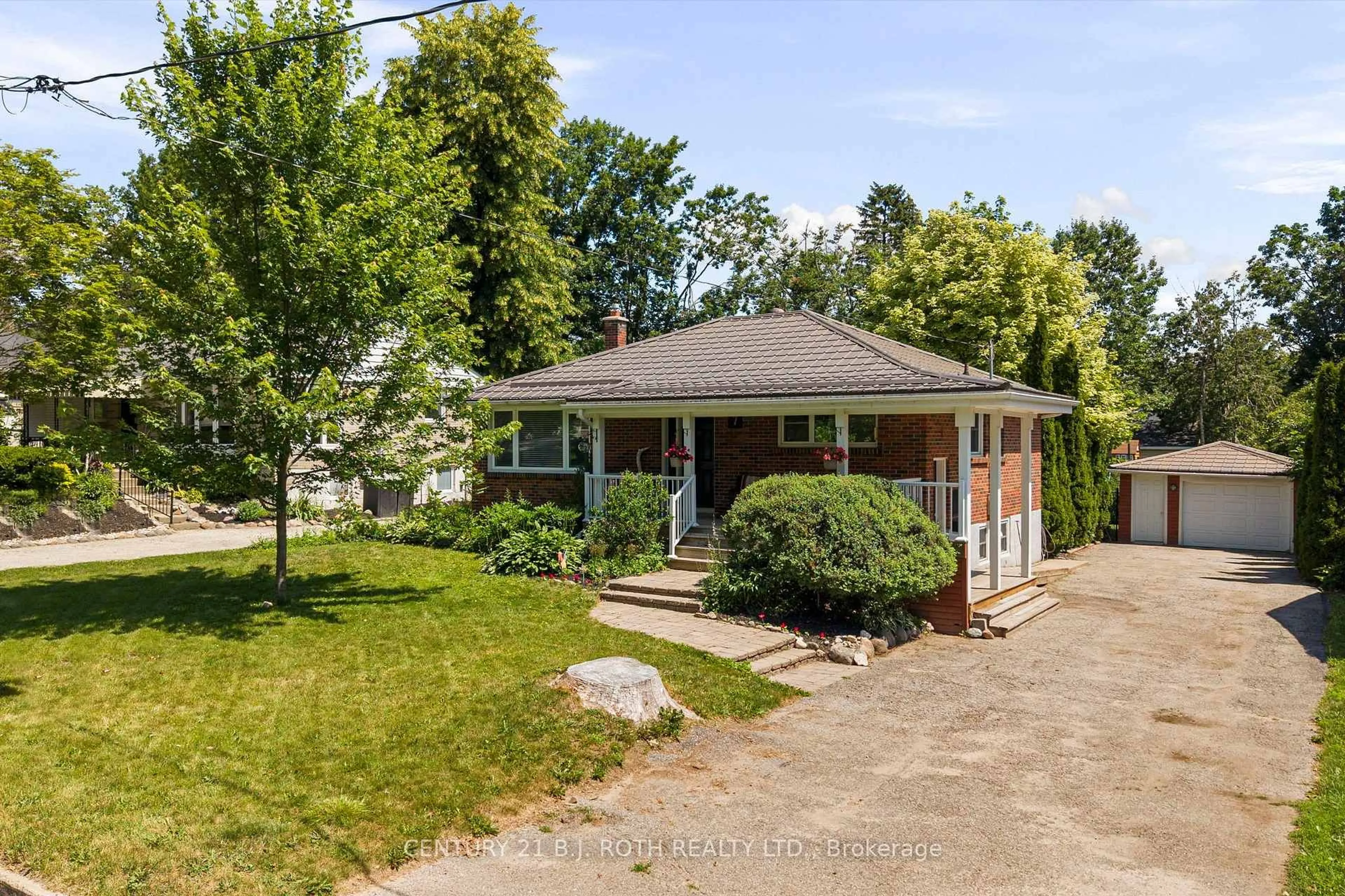 A pic from outside/outdoor area/front of a property/back of a property/a pic from drone, street for 7 Vine St, Barrie Ontario L4N 2B1