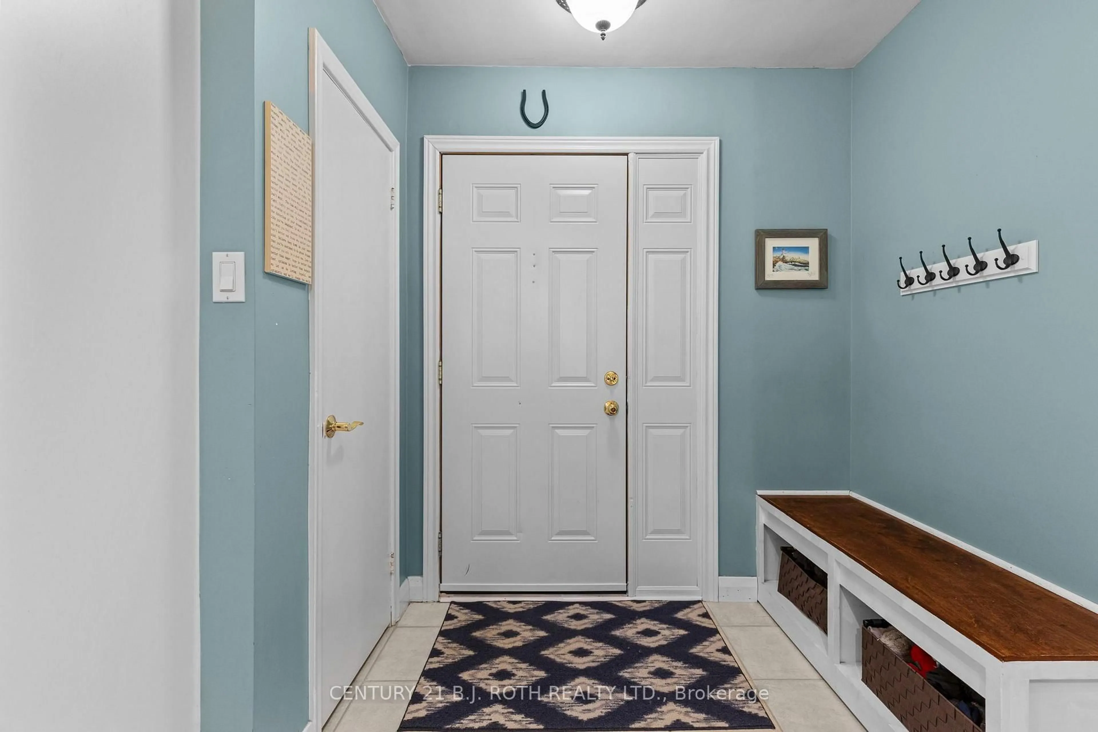 Indoor entryway for 7 Vine St, Barrie Ontario L4N 2B1