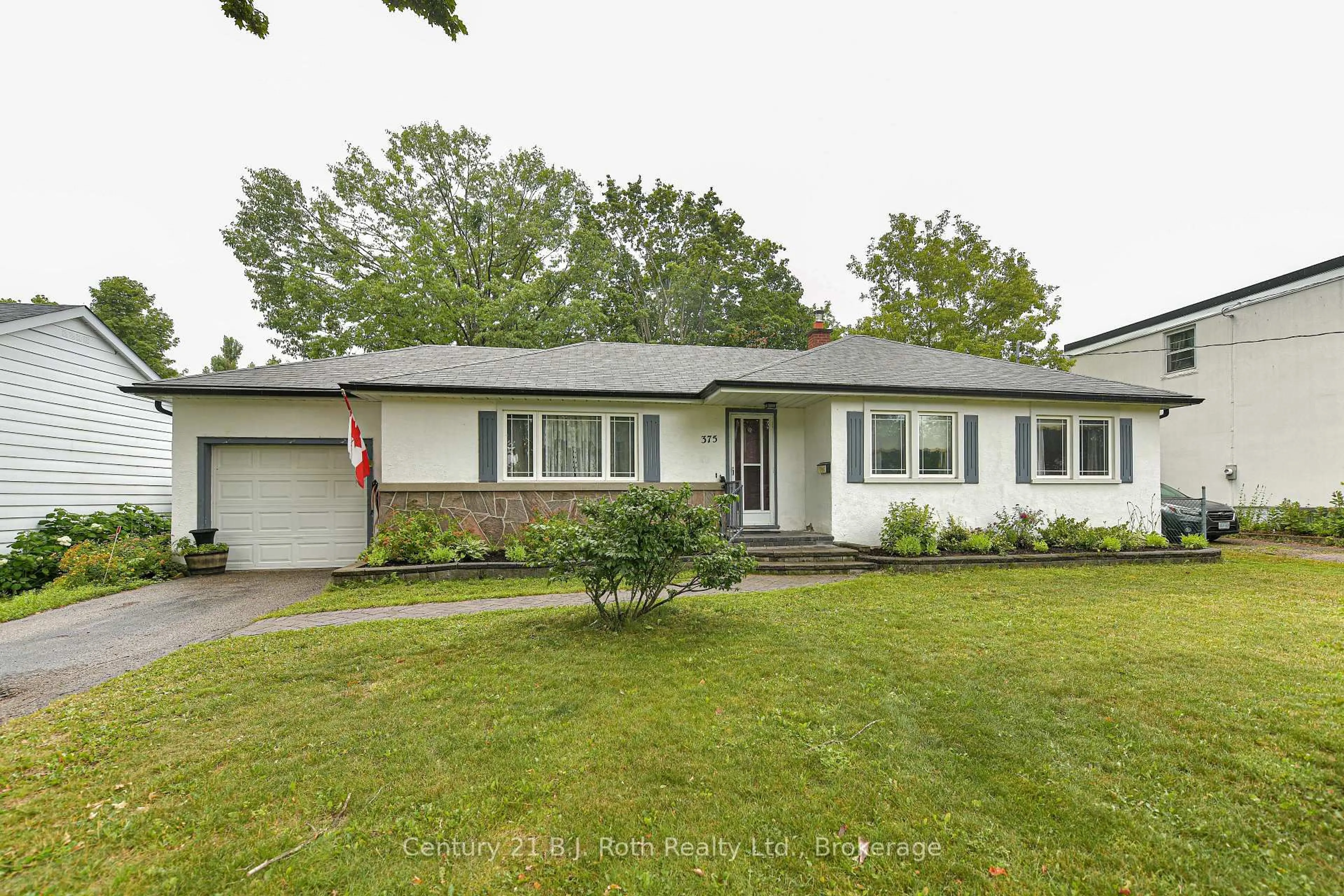 Home with vinyl exterior material, street for 375 Parkhurst Cres, Orillia Ontario L3V 4H7