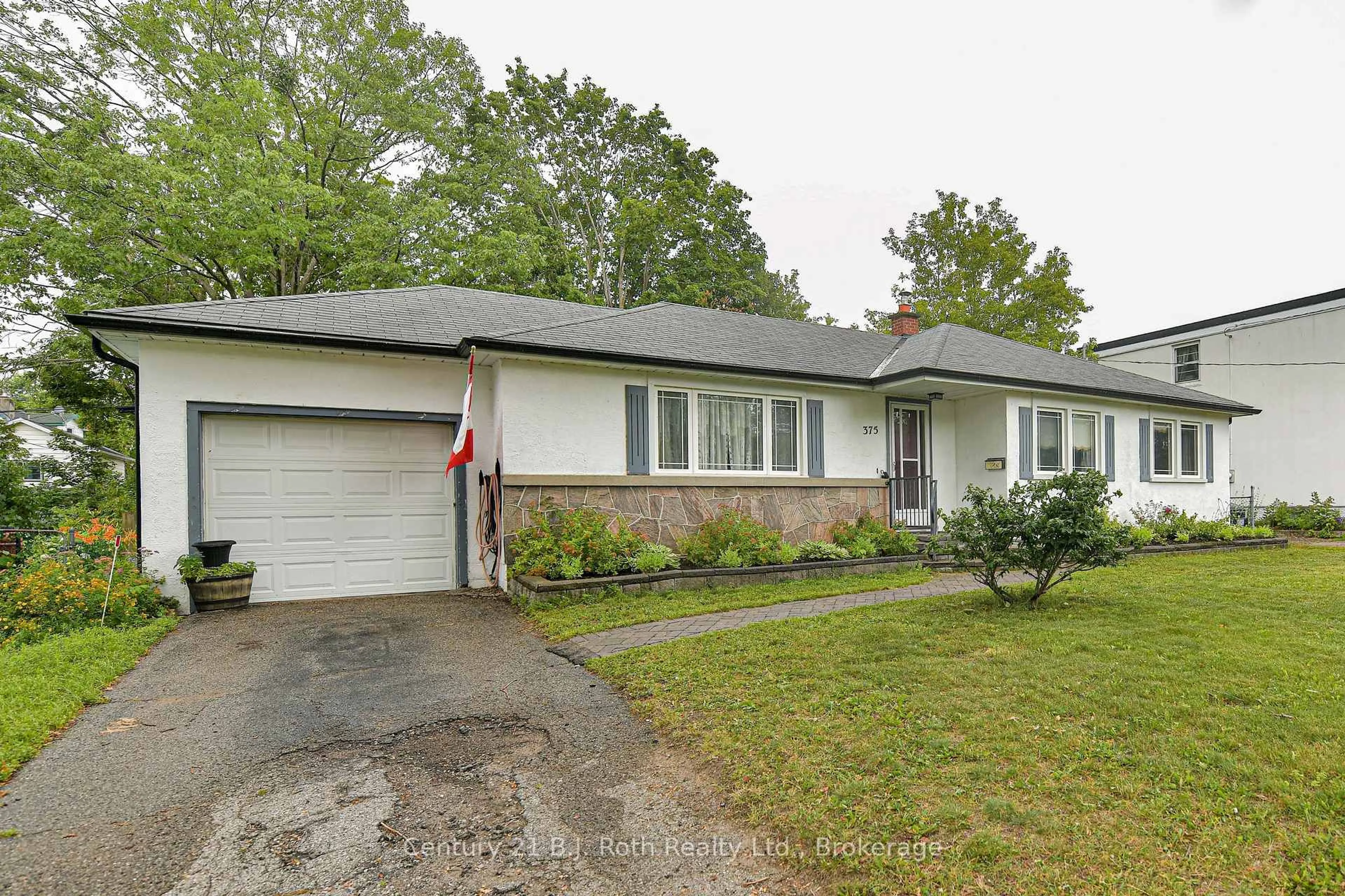 Home with vinyl exterior material, street for 375 Parkhurst Cres, Orillia Ontario L3V 4H7