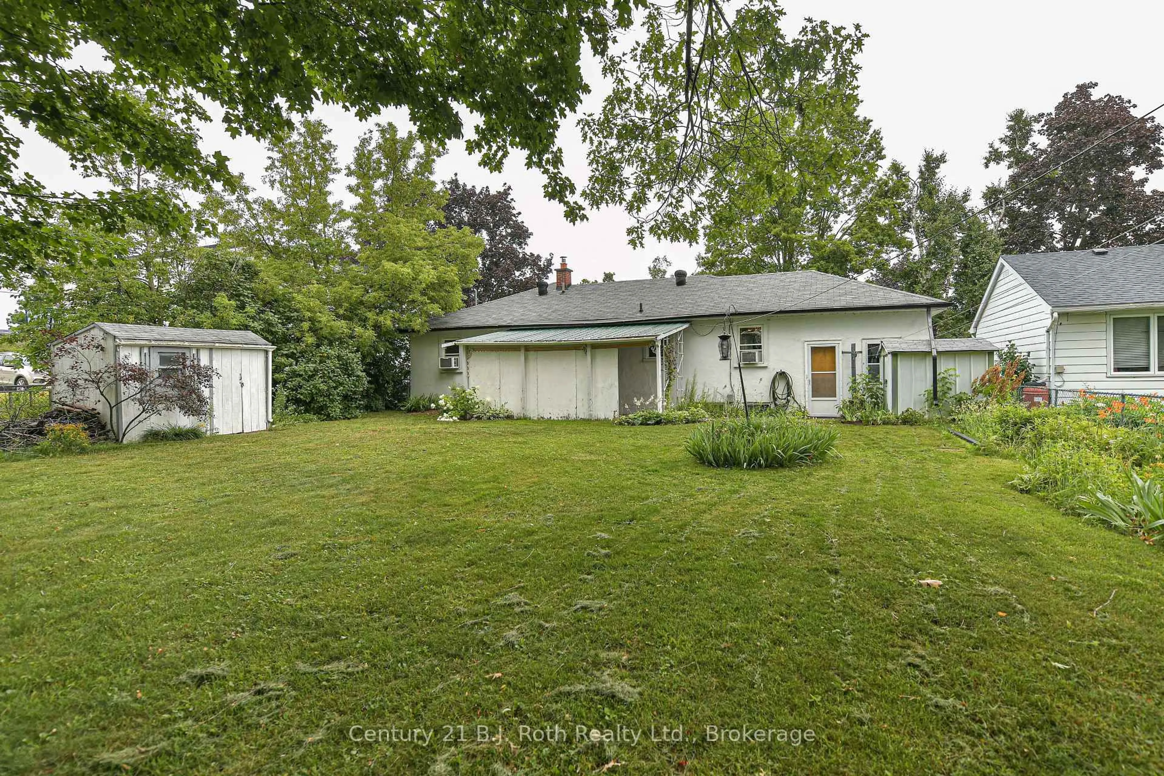 A pic from outside/outdoor area/front of a property/back of a property/a pic from drone, street for 375 Parkhurst Cres, Orillia Ontario L3V 4H7