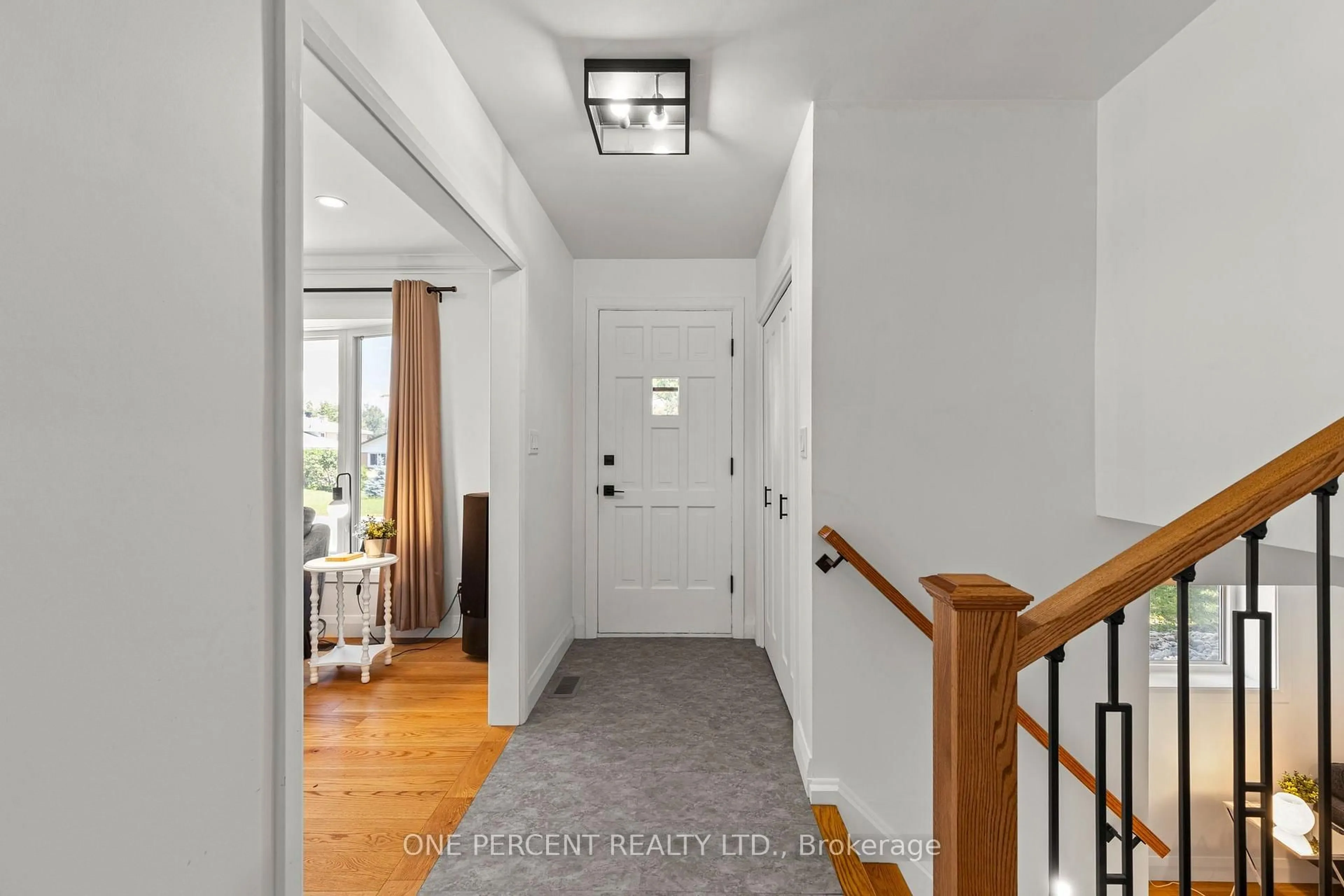 Indoor entryway for 395 Harmon Rd, Orillia Ontario L3V 2H3