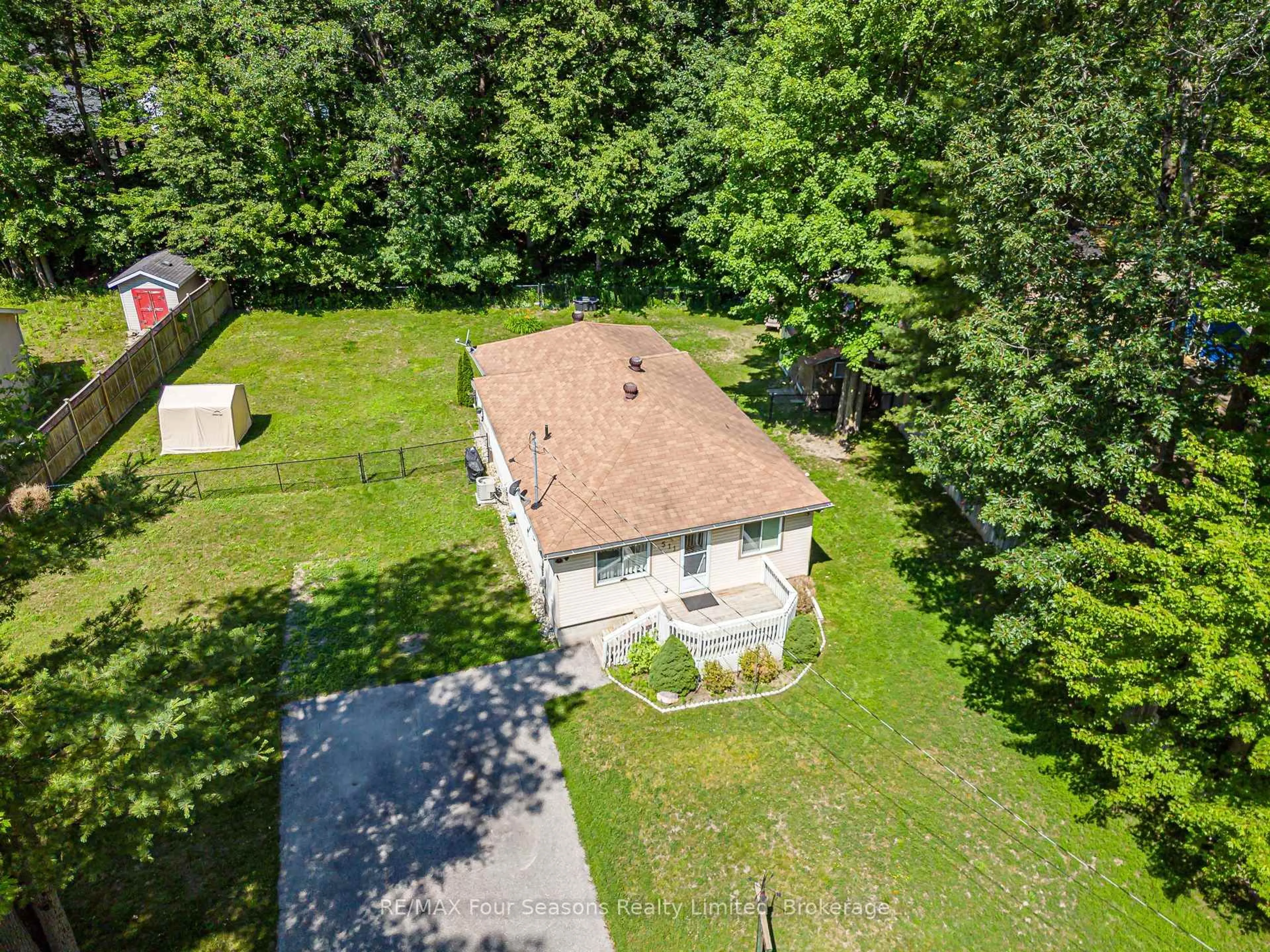 A pic from outside/outdoor area/front of a property/back of a property/a pic from drone, unknown for 511 Oxbow Park Dr, Wasaga Beach Ontario L9Z 2T8