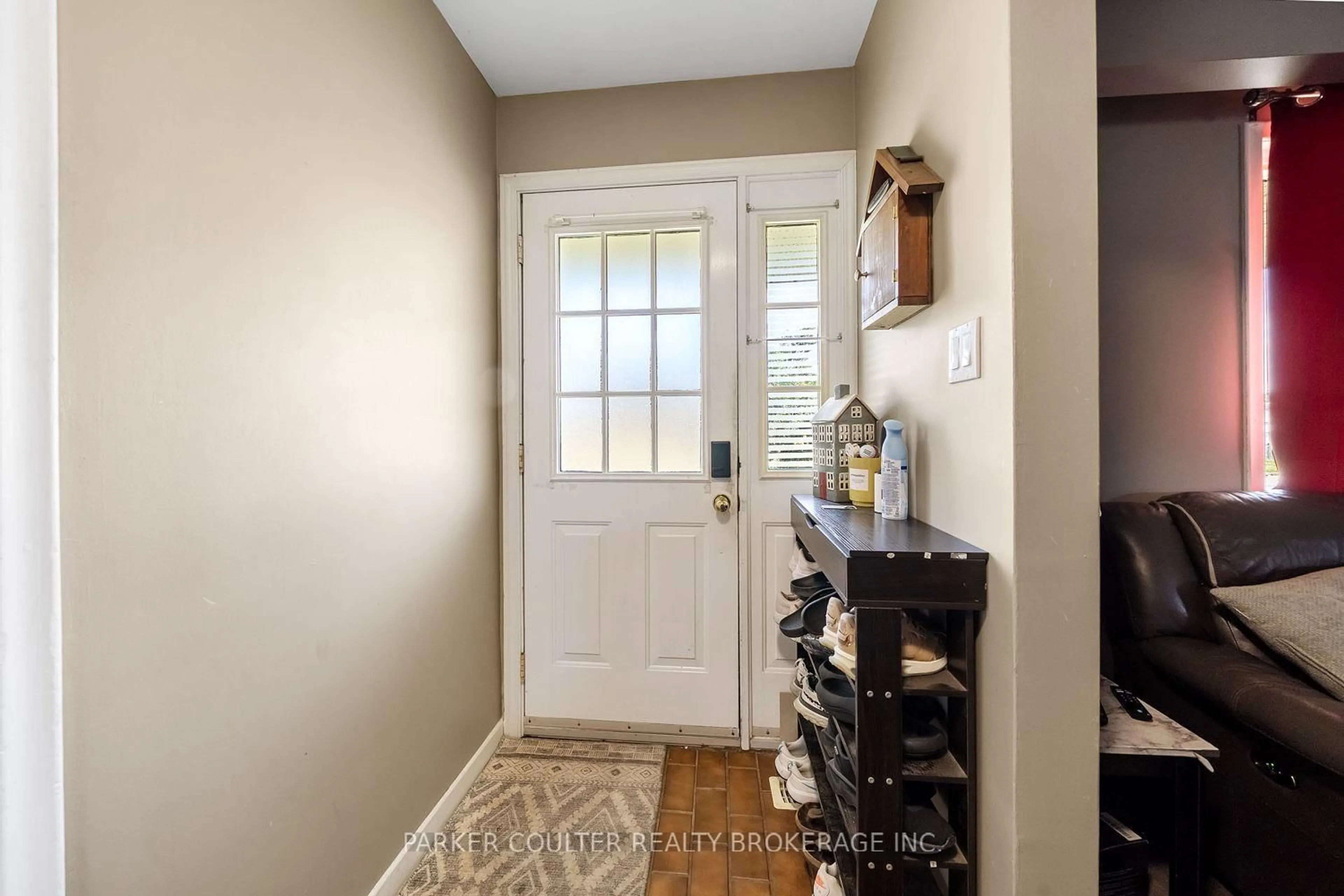 Indoor entryway for 54 Ferris Lane, Barrie Ontario L4M 2Y3