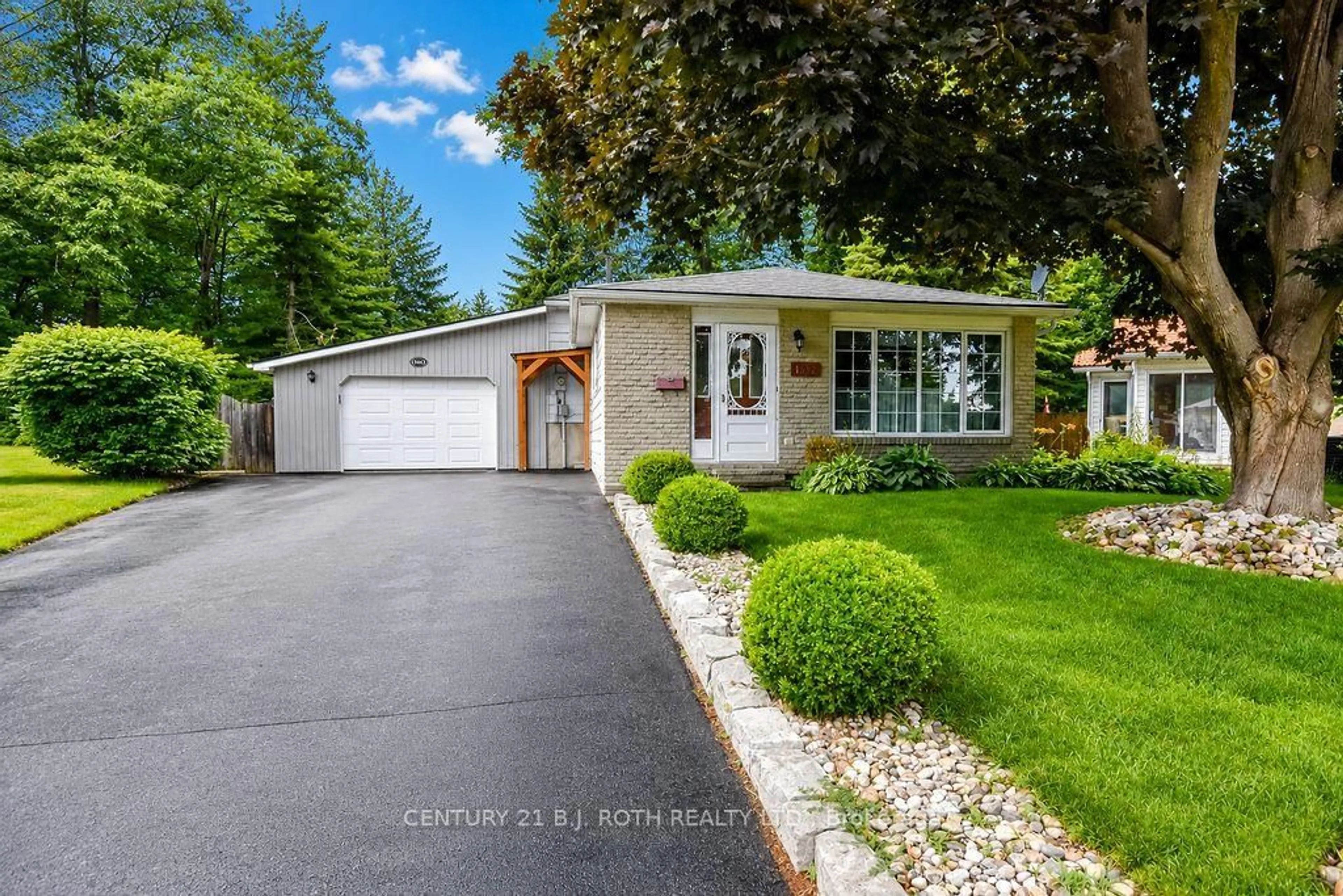 Home with vinyl exterior material, street for 1037 Glen Eagles Cres, Midland Ontario L4R 2R2