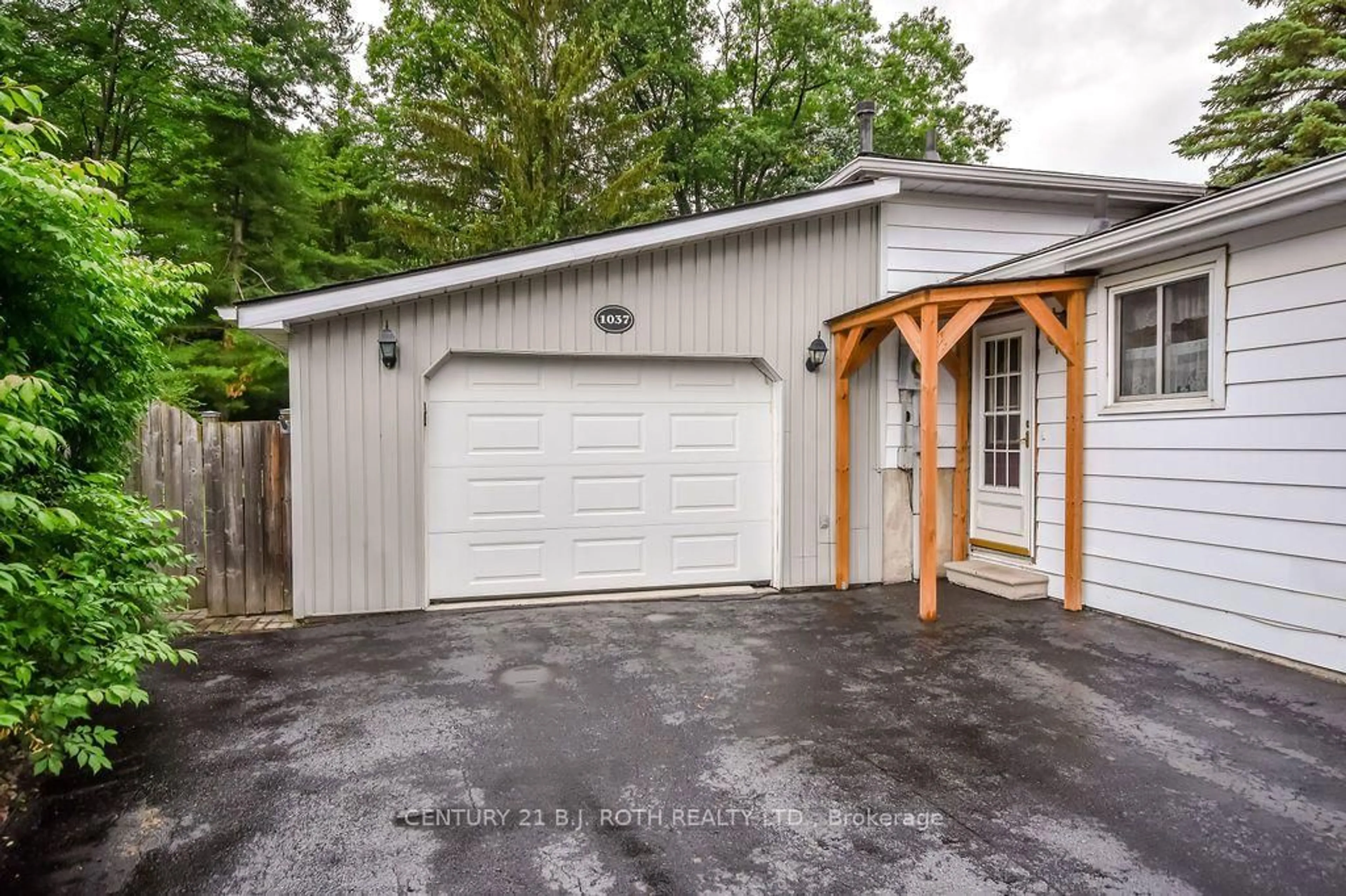 Indoor garage for 1037 Glen Eagles Cres, Midland Ontario L4R 2R2