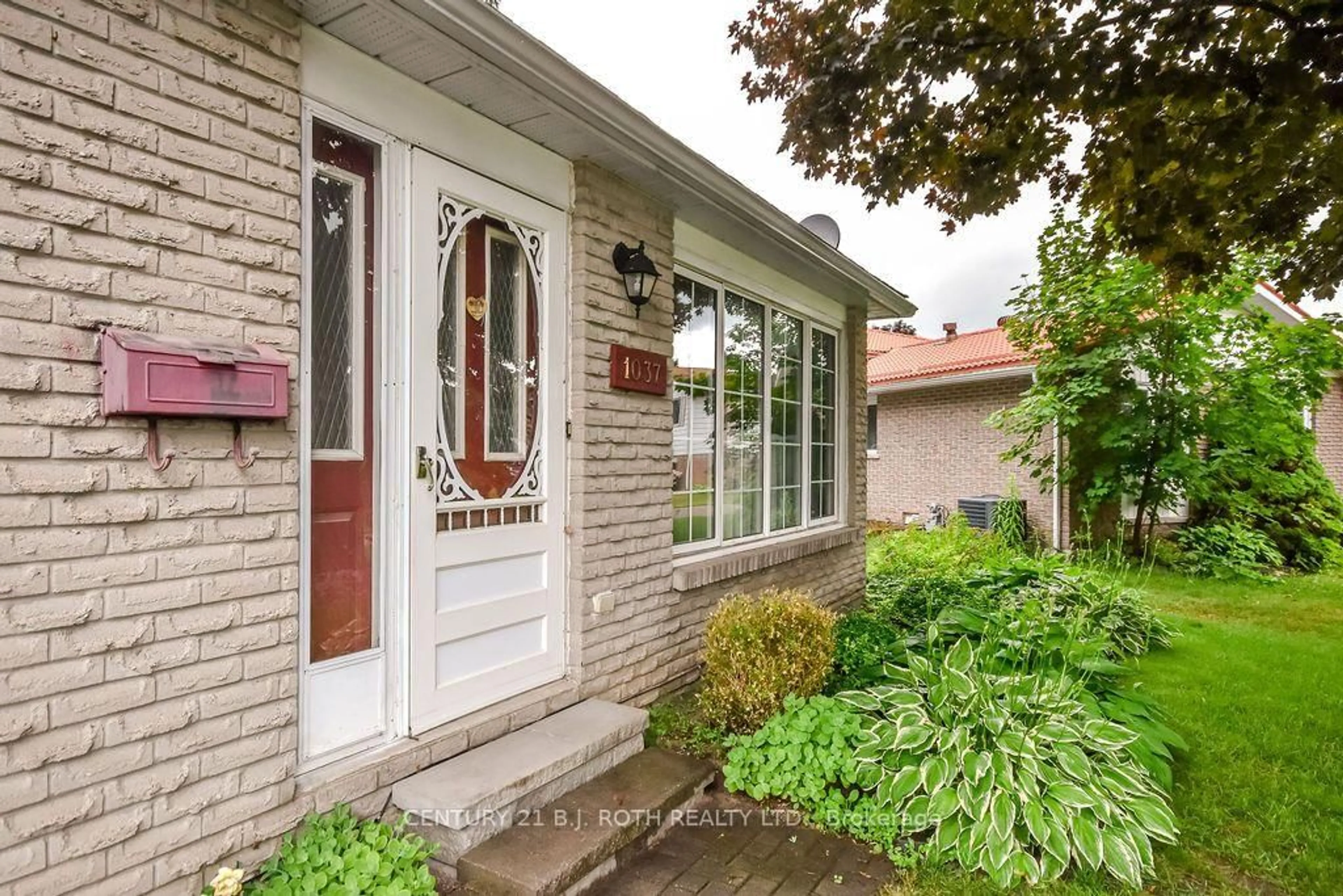 Home with brick exterior material, street for 1037 Glen Eagles Cres, Midland Ontario L4R 2R2