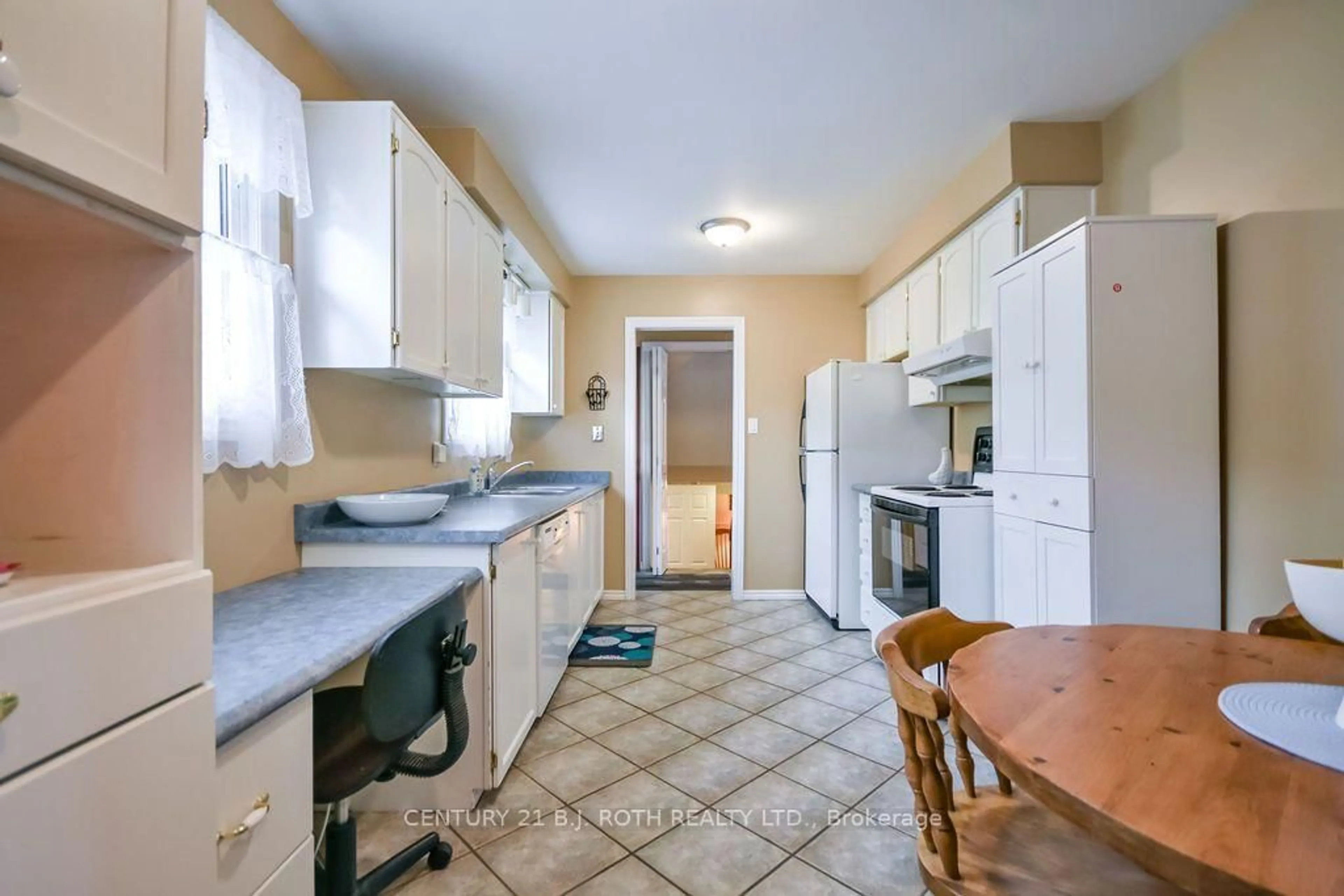 Standard kitchen, ceramic/tile floor for 1037 Glen Eagles Cres, Midland Ontario L4R 2R2